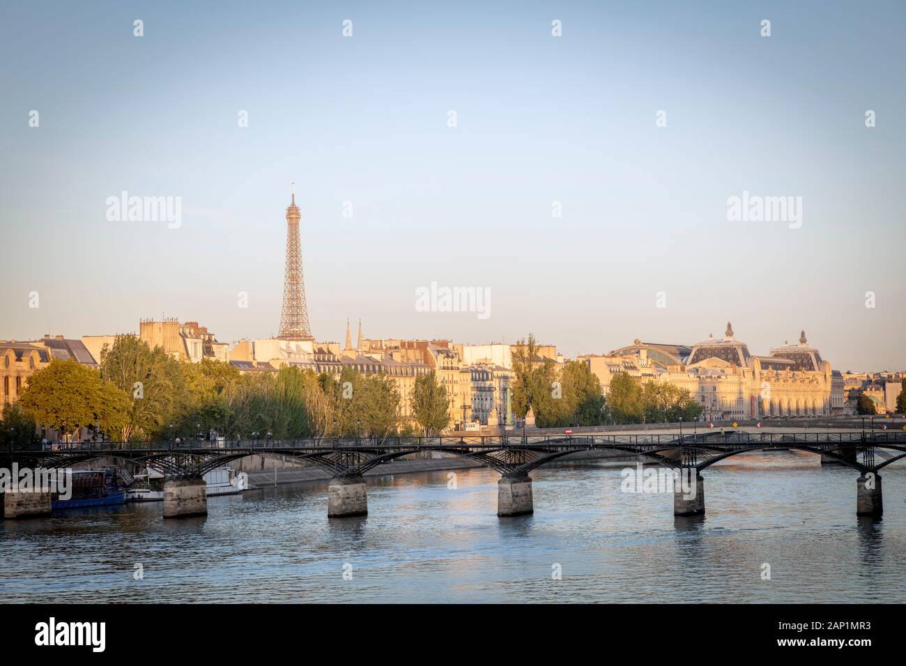 Alba sul Fiume Senna, Pont des Arts e la città di Parigi e dell' Ile-de-France, Francia Foto Stock