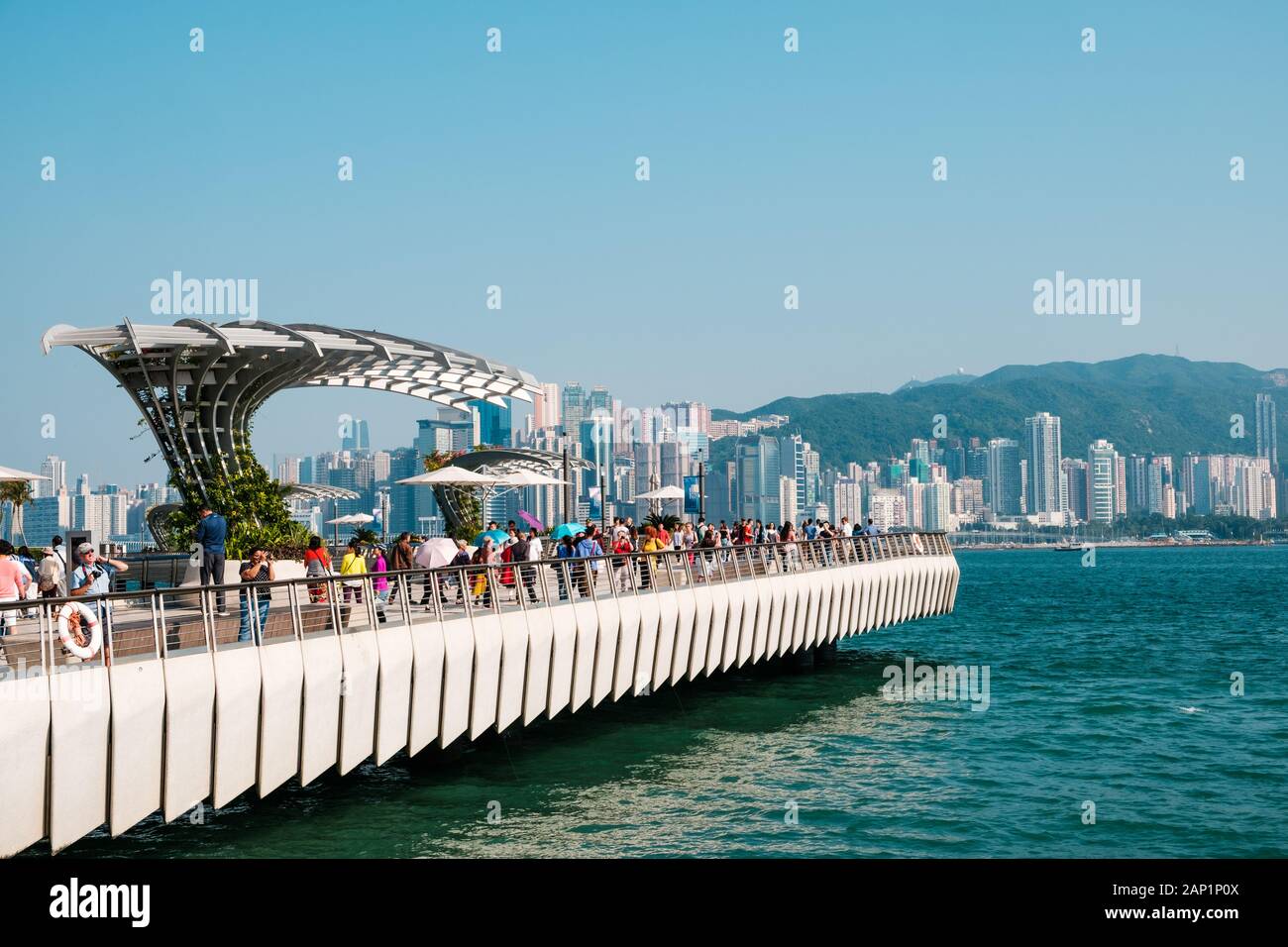 Hong Kong Cina - Novembre 2019: Persone a Tsim Sha Tsui Promenade (Avenue of Stars) presso il Victoria Harbour in Hong Kong Foto Stock