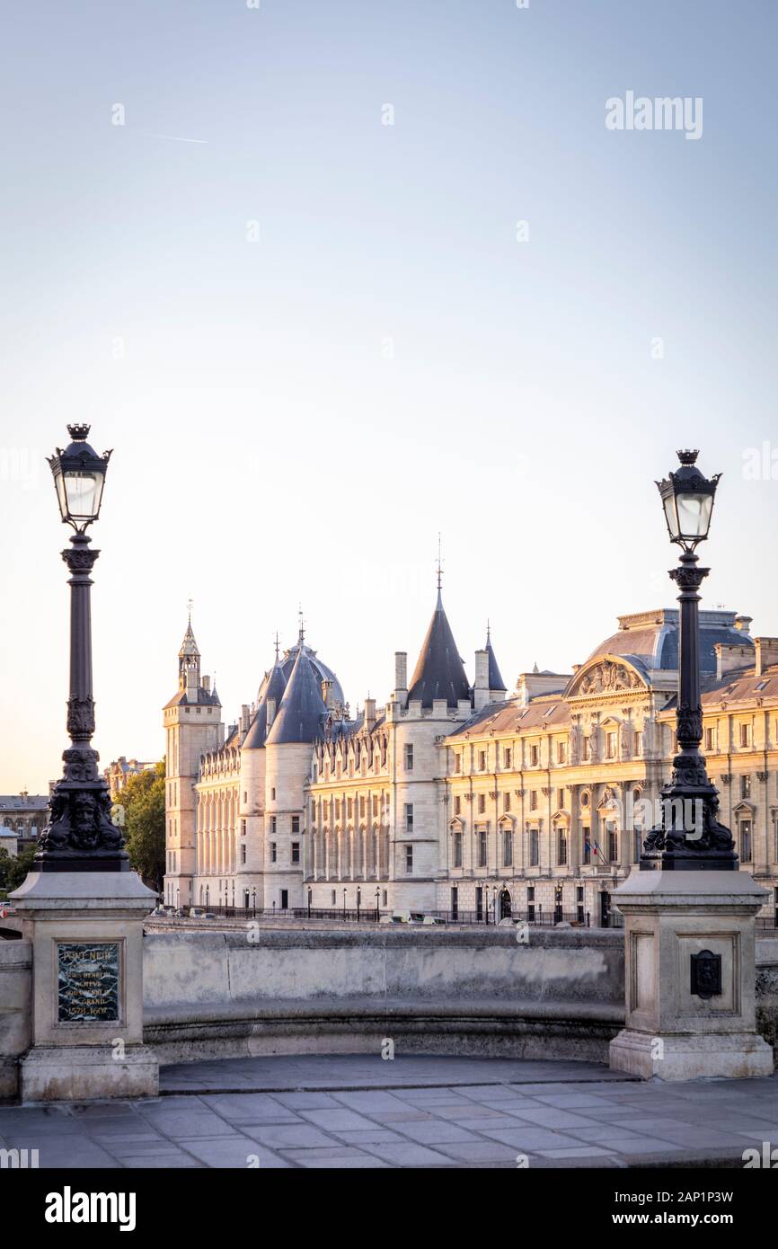 La mattina presto vista la Conciergerie dal Pont Neuf, Parigi, Ile-de-France, Francia Foto Stock