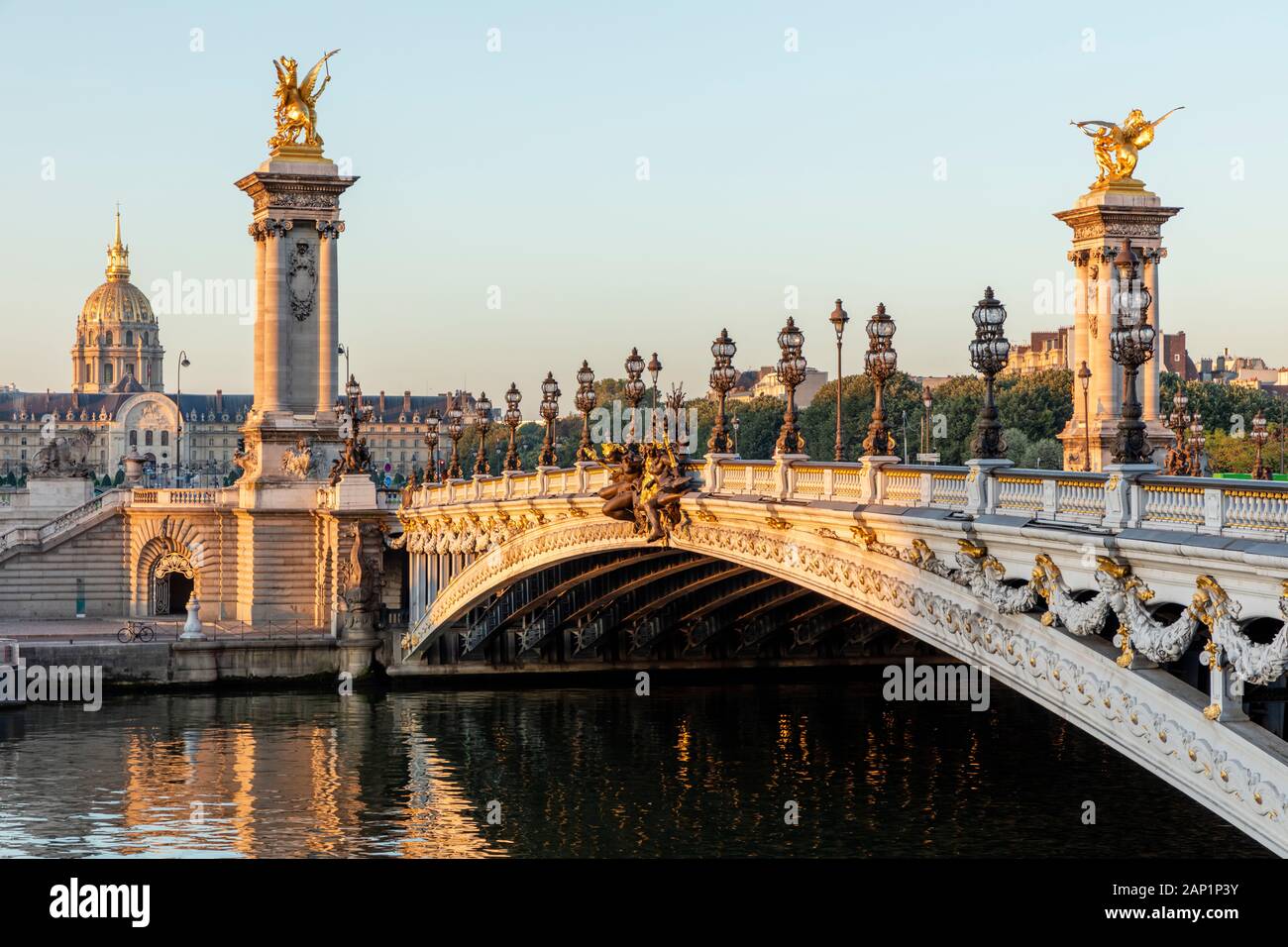 Golden luce solare a Alba sul Fiume Senna, Pont Alexandre III e Hotel des Invalides, Parigi, Ile-de-France, Francia Foto Stock