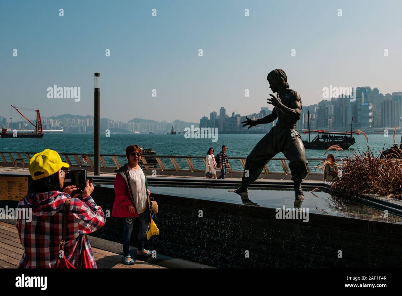 Hong Kong Cina - Novembre 2019: Persone a Bruce Lee statua a Tsim Sha Tsui Promenade (Avenue of Stars) in Hong Kong Foto Stock