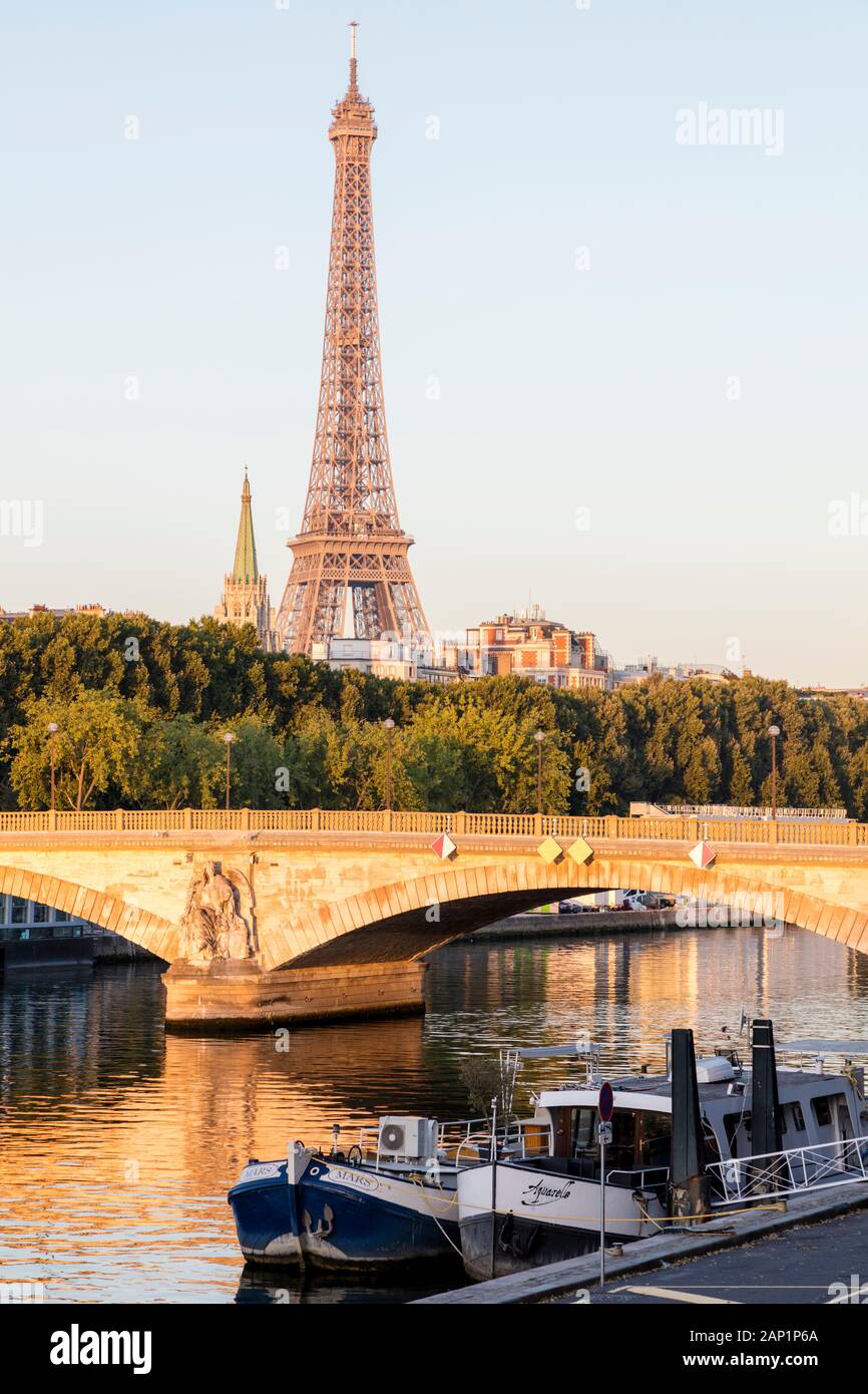La mattina presto la luce del sole oltre il Fiume Senna, Pont des Invalides e la Torre Eiffel, Parigi, Ile-de-France, Francia Foto Stock
