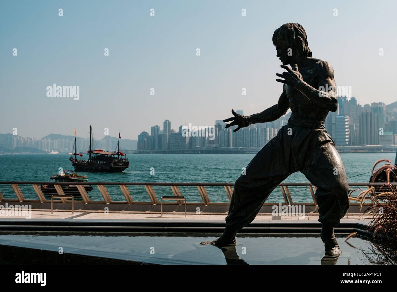 Hong Kong Cina - Novembre 2019: Bruce Lee statua a Tsim Sha Tsui Promenade (Avenue of Stars) in Hong Kong Foto Stock