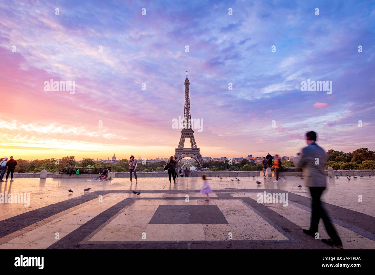 Padre e figlia giovane godendo di Alba sulla Torre Eiffel dal Trocadero, Parigi, Francia Foto Stock