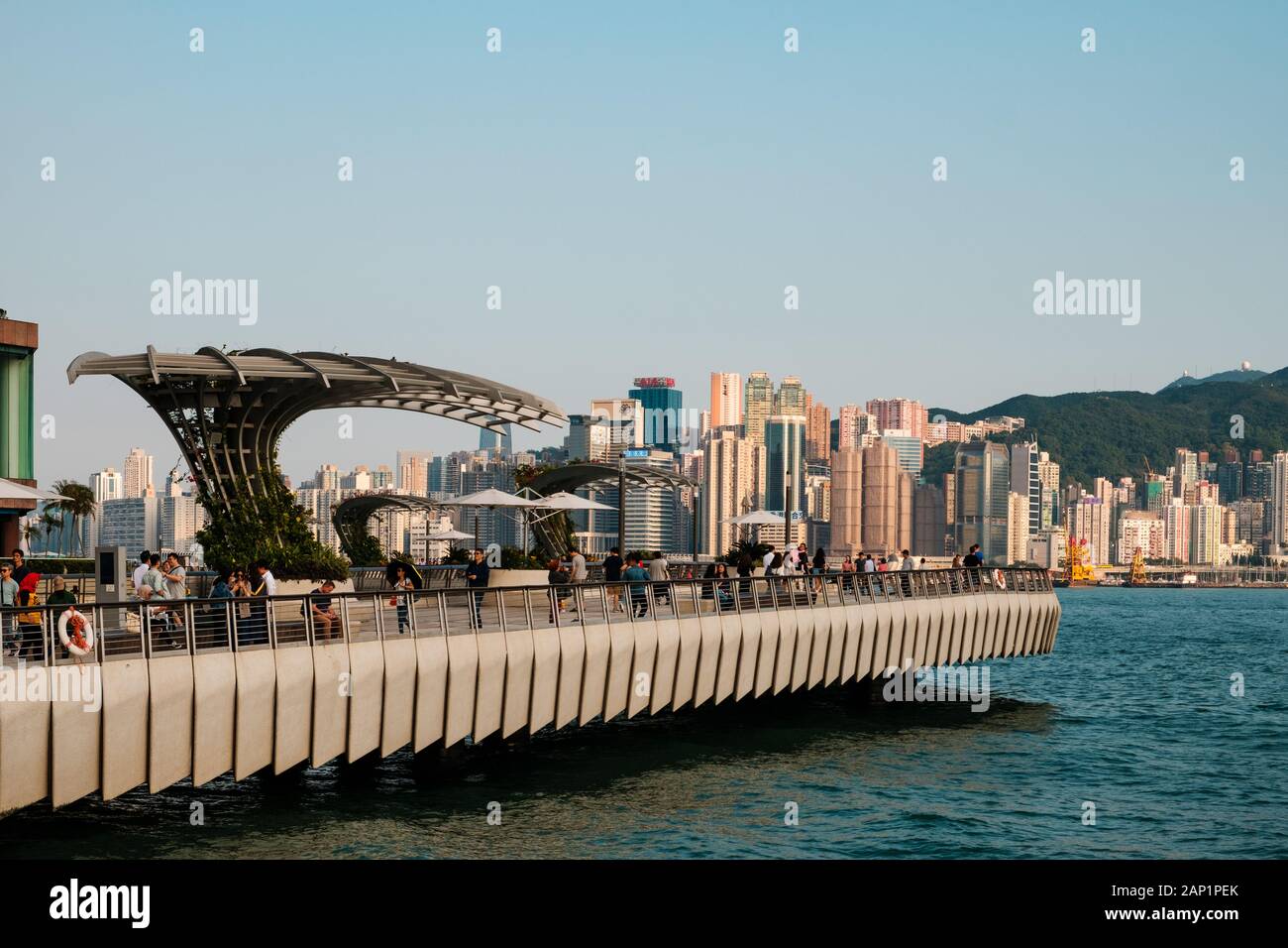 Hong Kong Cina - Novembre 2019: Persone a Tsim Sha Tsui Promenade (Avenue of Stars) presso il Victoria Harbour in Hong Kong Foto Stock