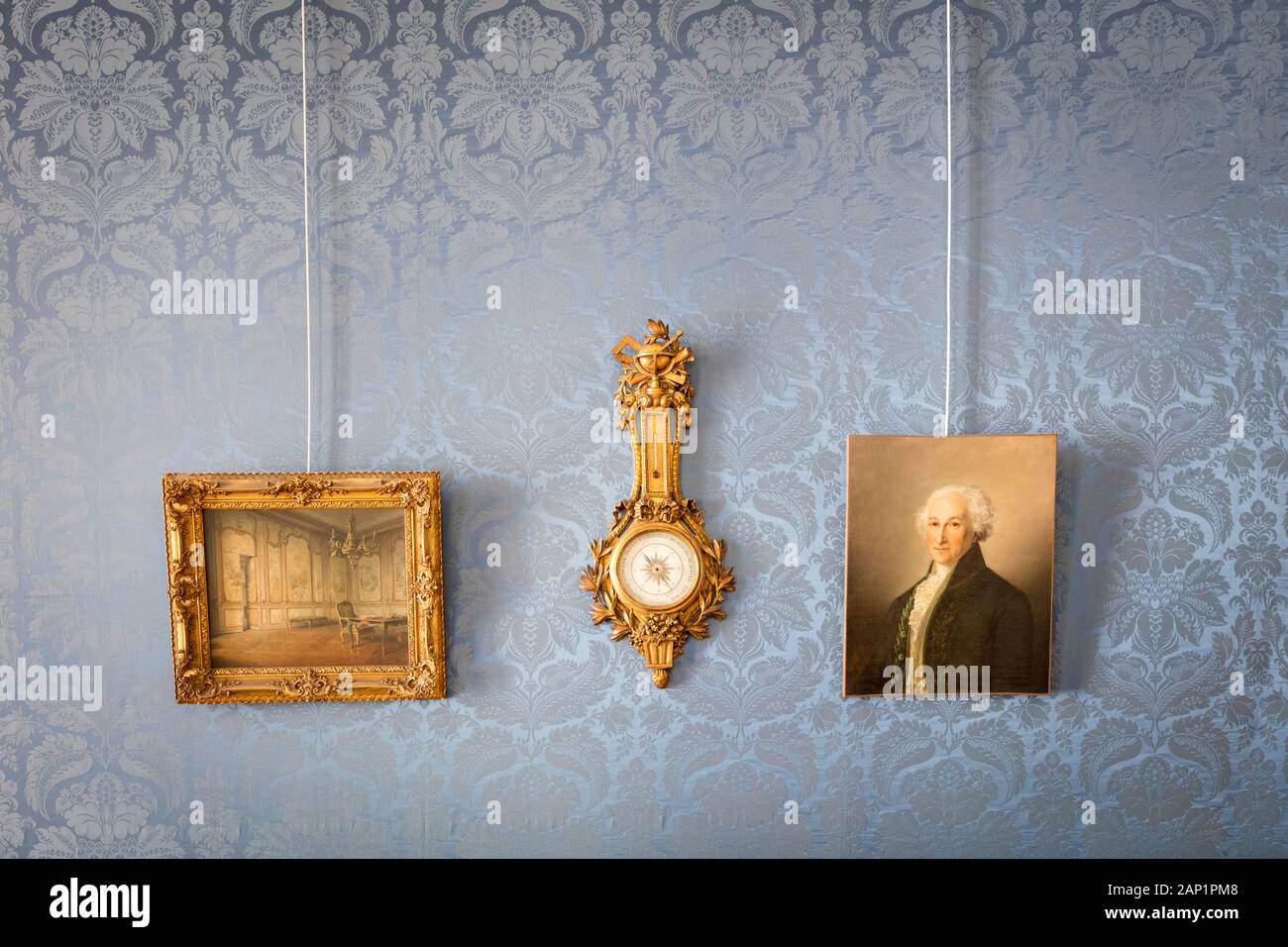 Opere d'arte appese alla carta da parati nel palazzo barocco Hotel de Soubise, Marais, Parigi, Francia Foto Stock