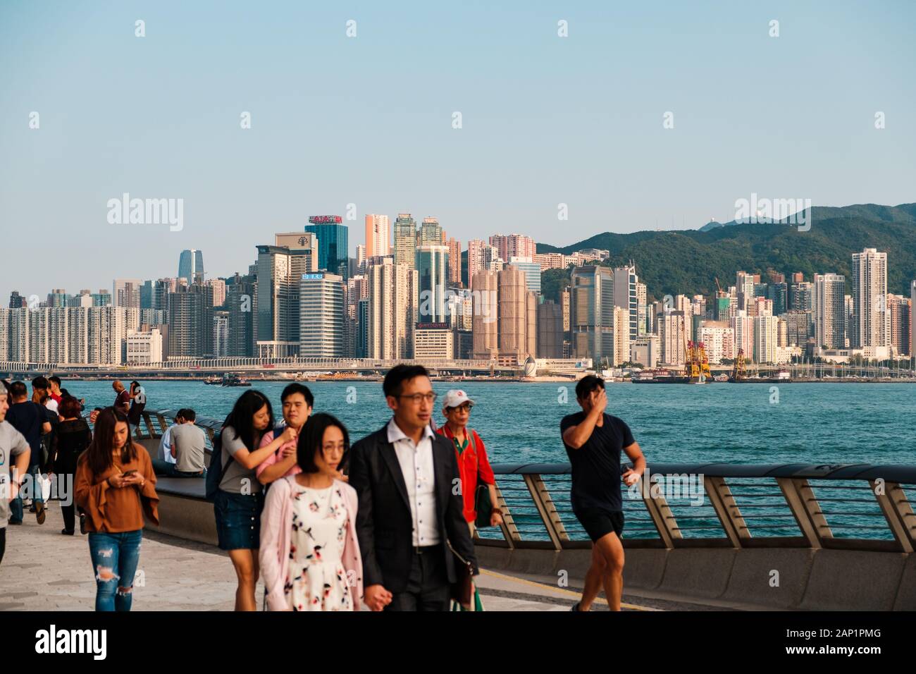 Hong Kong Cina - Novembre 2019: Persone a Tsim Sha Tsui Promenade (Avenue of Stars) presso il Victoria Harbour in Hong Kong Foto Stock