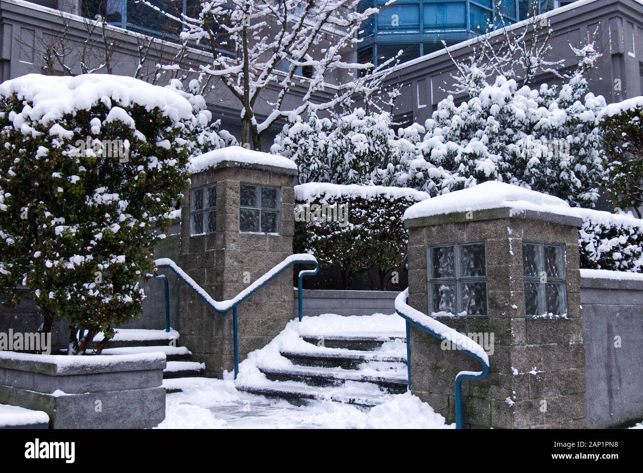 Vancouver, Canada - 13 gennaio 2020: Una vista di edificio resedenziale su 1415 West Georgia Street coperta di neve. Foto Stock