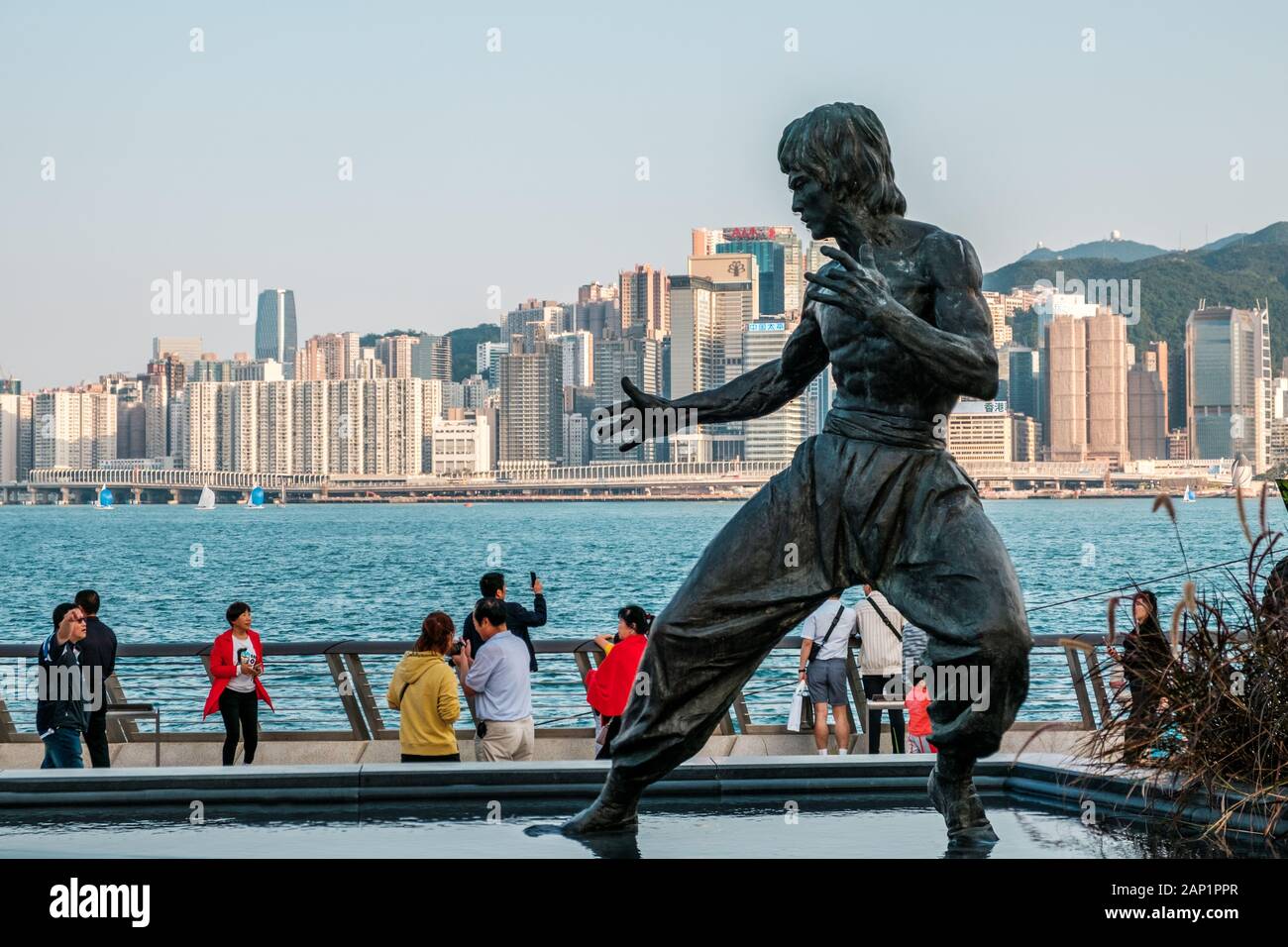Hong Kong Cina - Novembre 2019: Persone a Bruce Lee statua a Tsim Sha Tsui Promenade (Avenue of Stars) in Hong Kong Foto Stock