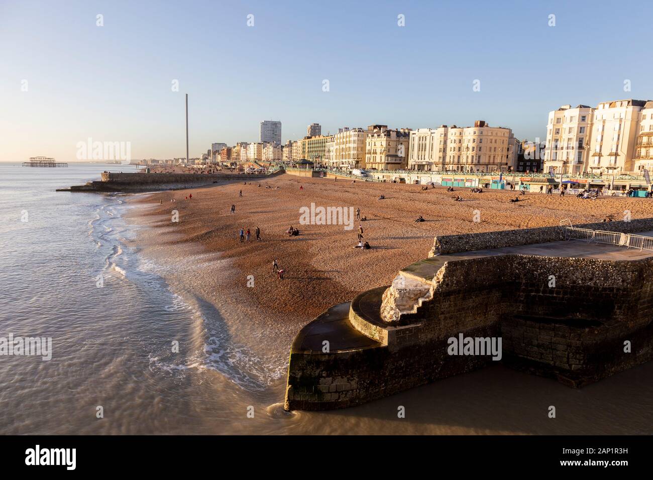 Meteo danno al molo di Brighton groyne Foto Stock