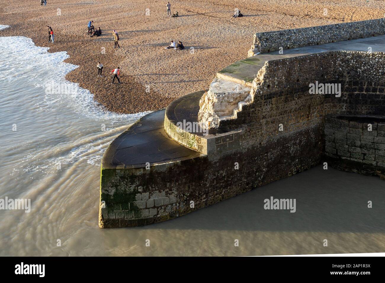 Meteo danno al molo di Brighton groyne Foto Stock