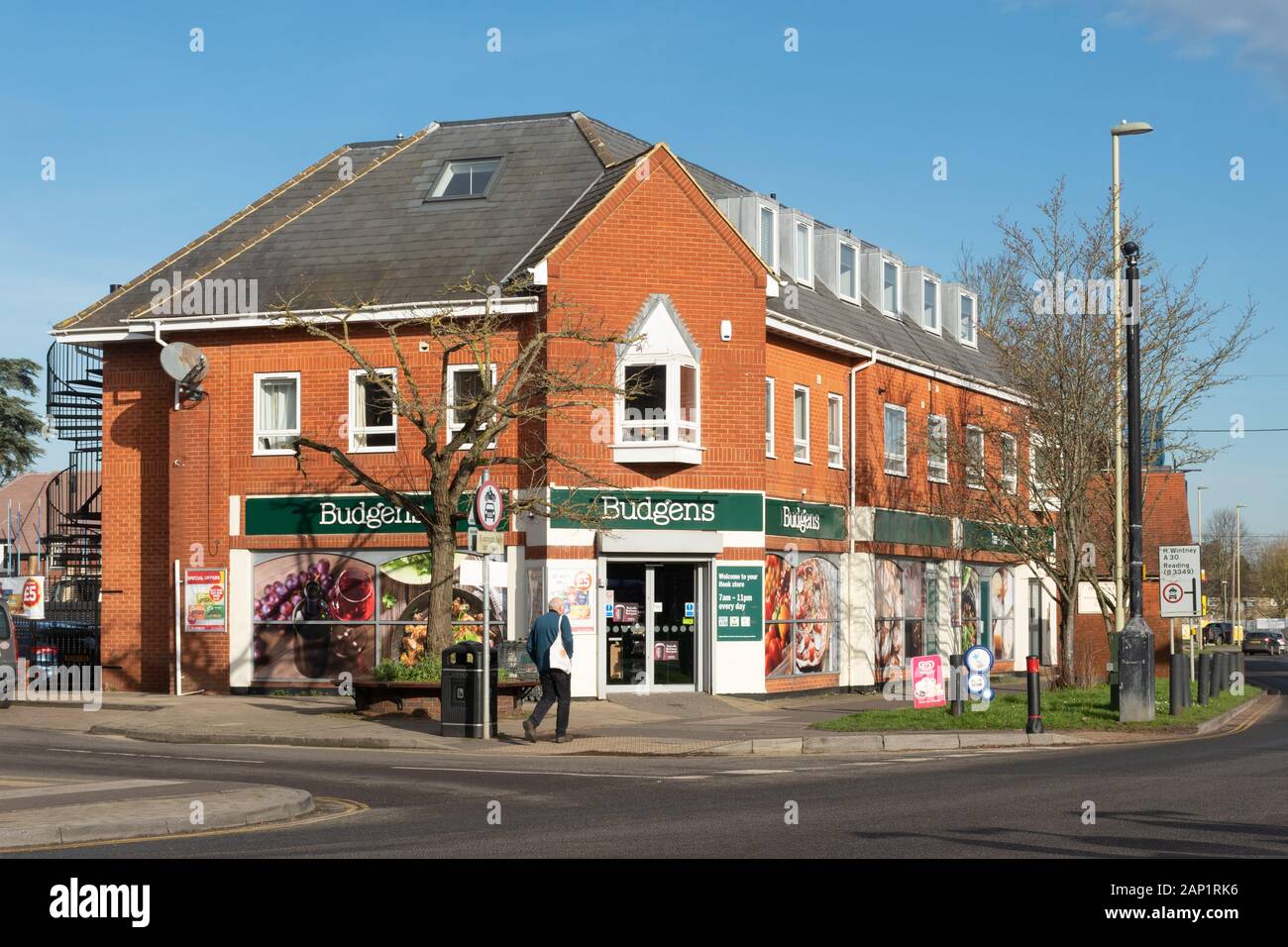 Budgens negozio locale nel gancio, un villaggio Hampshire, Inghilterra, Regno Unito Foto Stock