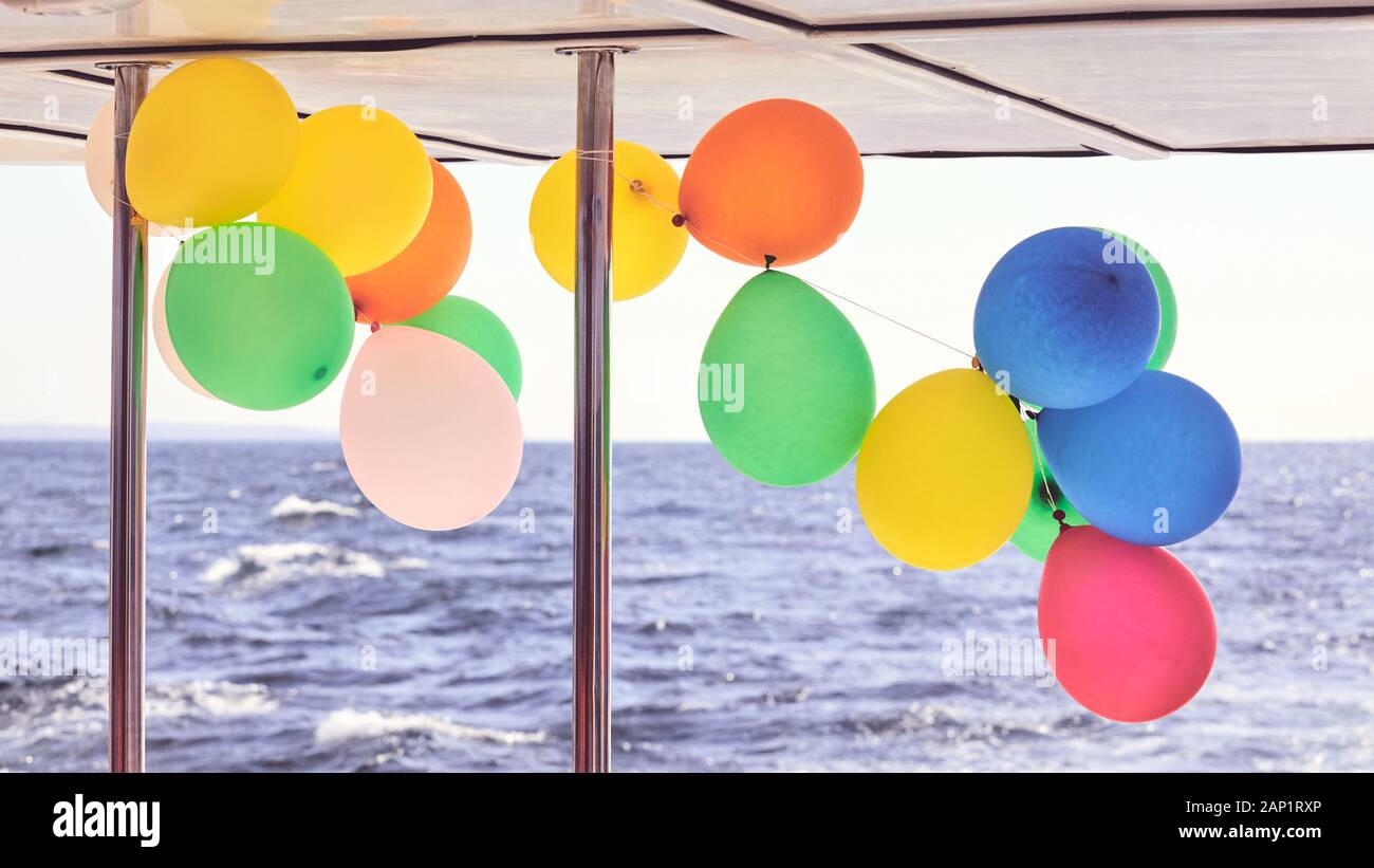 Colorate mongolfiere di partito su una barca, tonificazione del colore applicato. Foto Stock