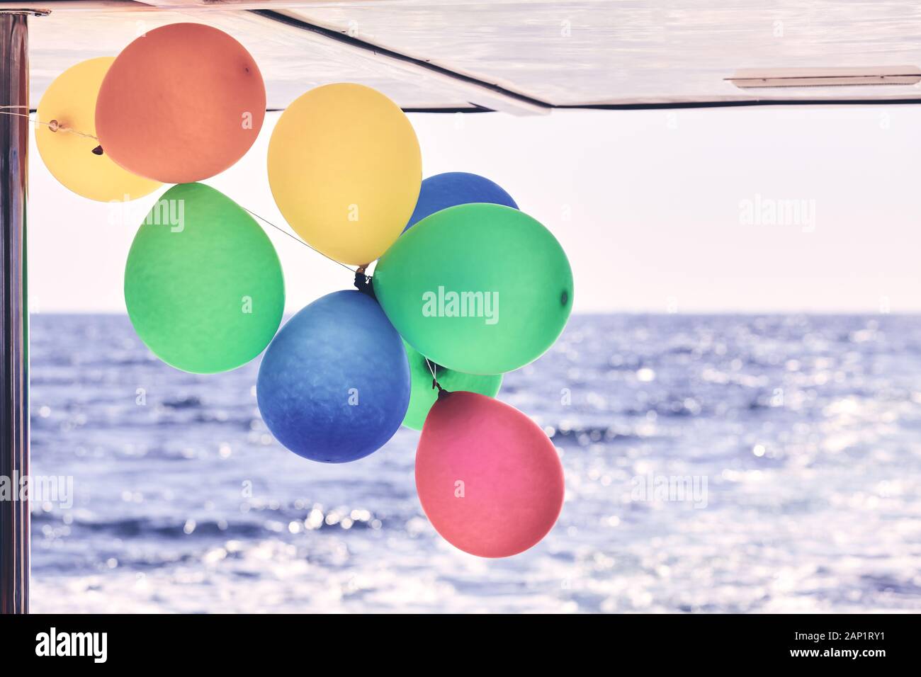 Colorate mongolfiere di partito su una barca, tonificazione del colore applicato. Foto Stock