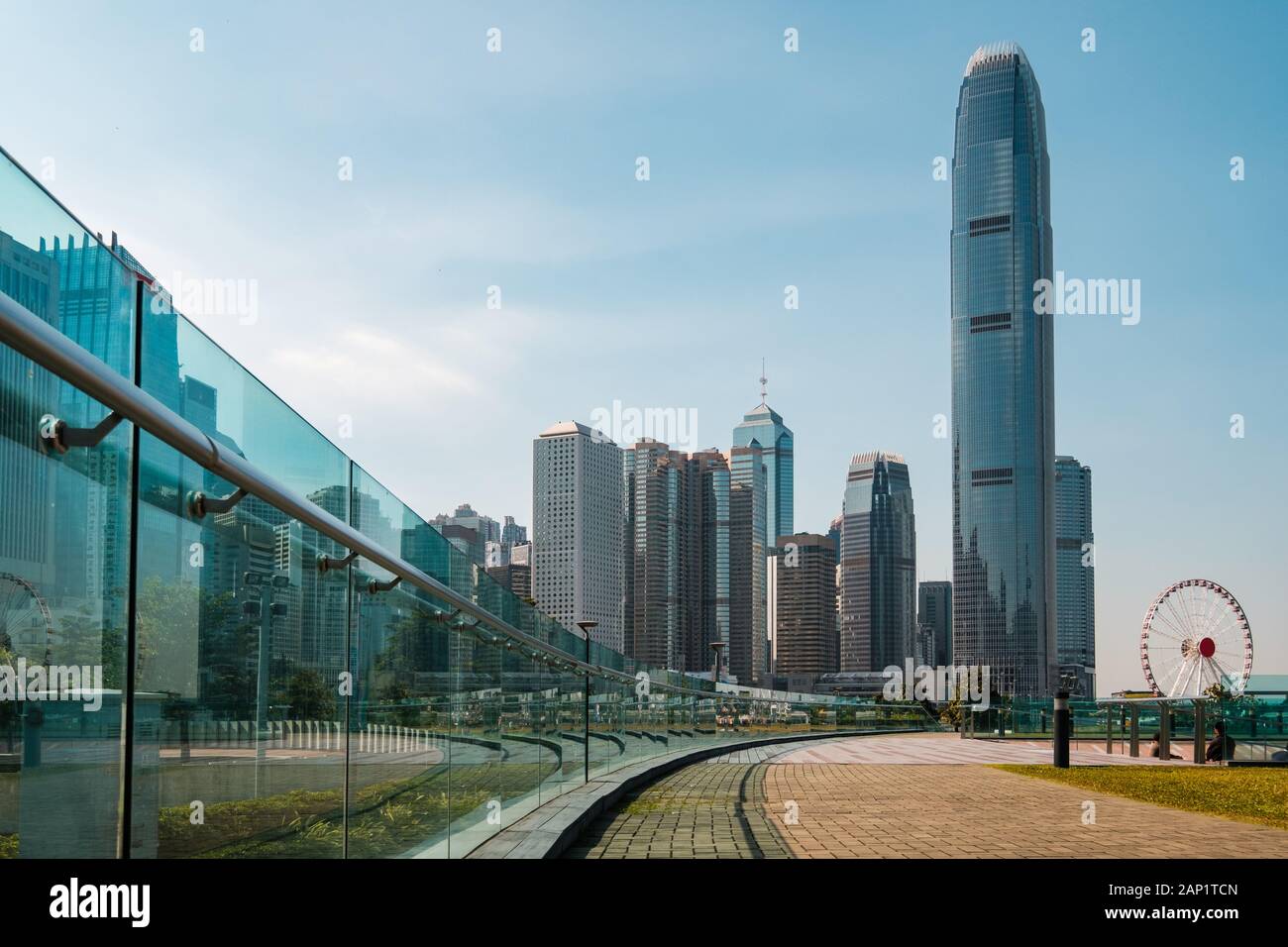 Parco pubblico e la città sull isola di Hong Kong vicino a Victoria Harbour waterfront promenade Foto Stock