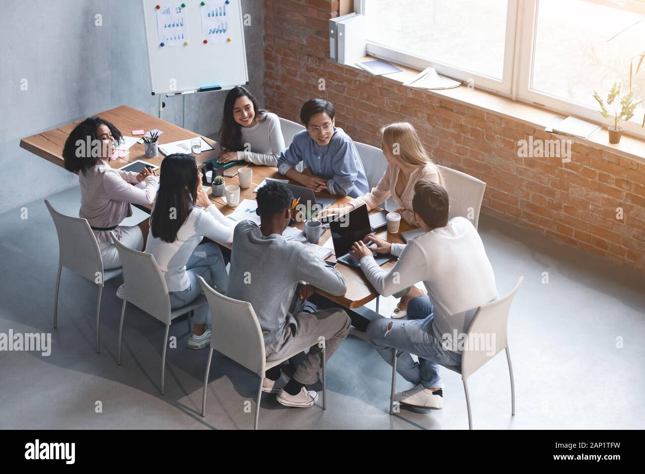 Creative team internazionale a discutere di un nuovo progetto in un ufficio moderno Foto Stock