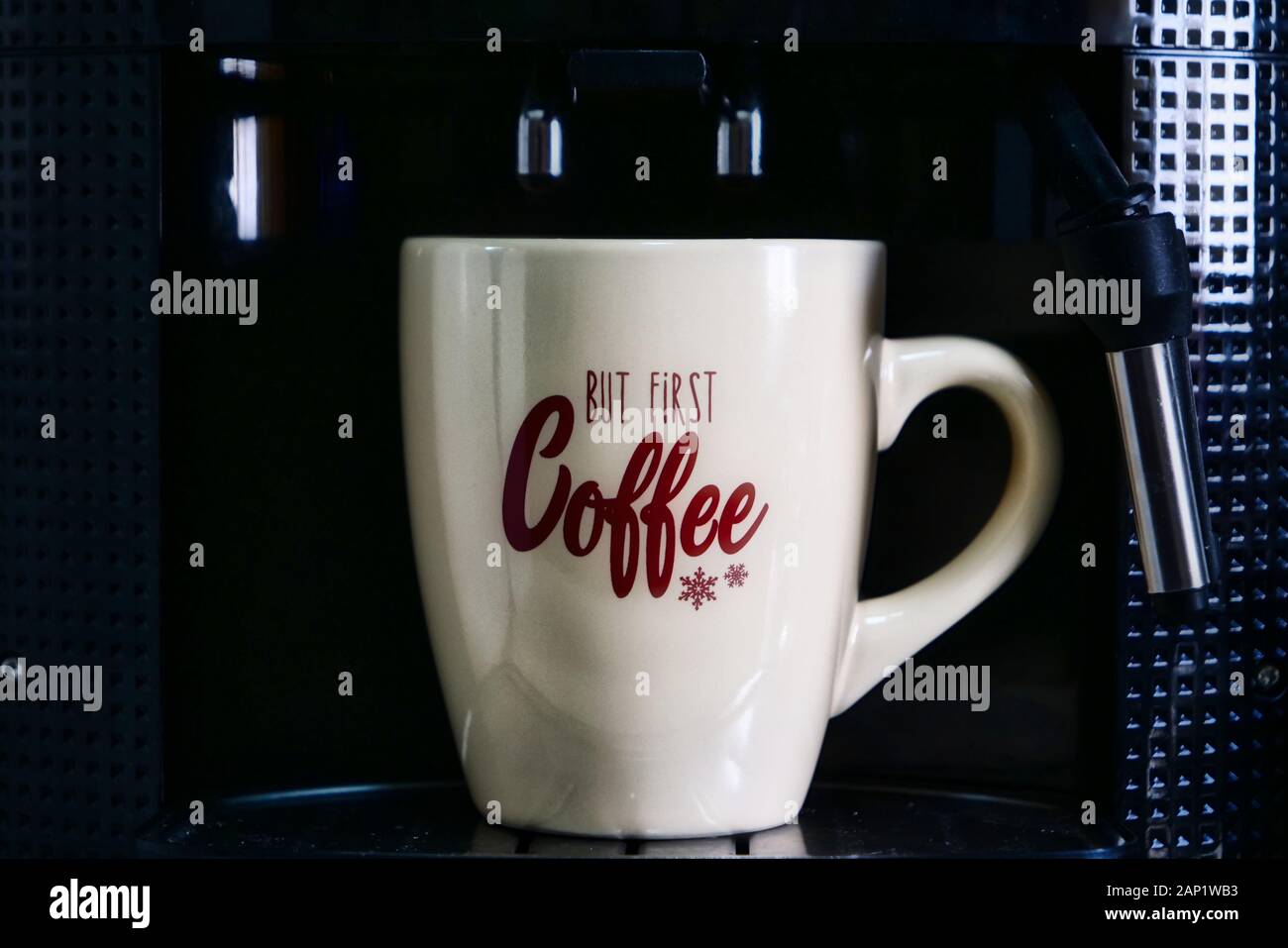 Tazza da caffè nella macchina espresso automatica Foto Stock