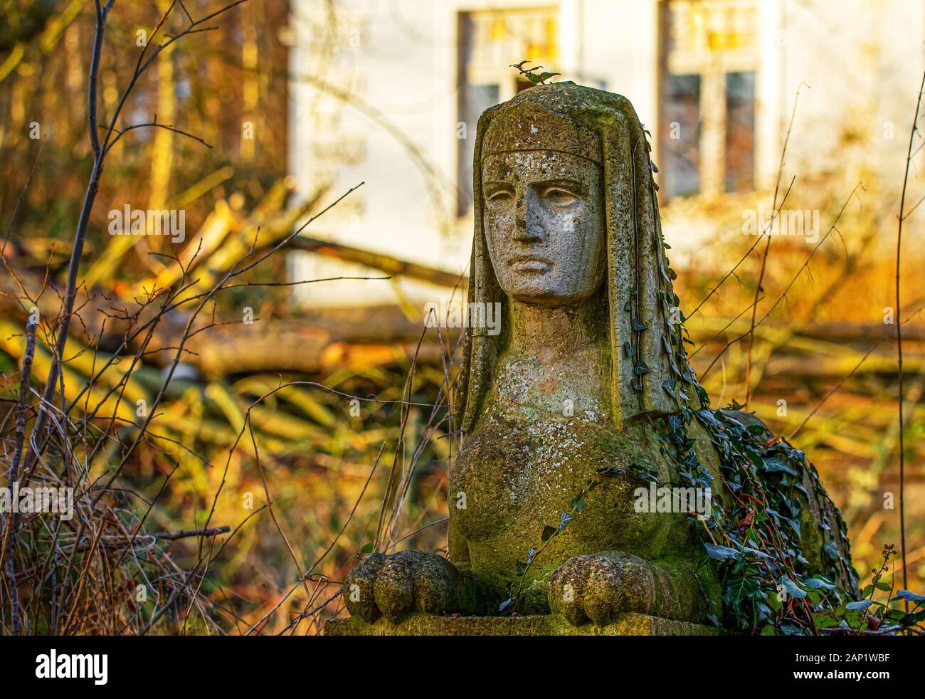 Il giardino del castello, sovracresciuto, ha il suo fascino. Foto Stock