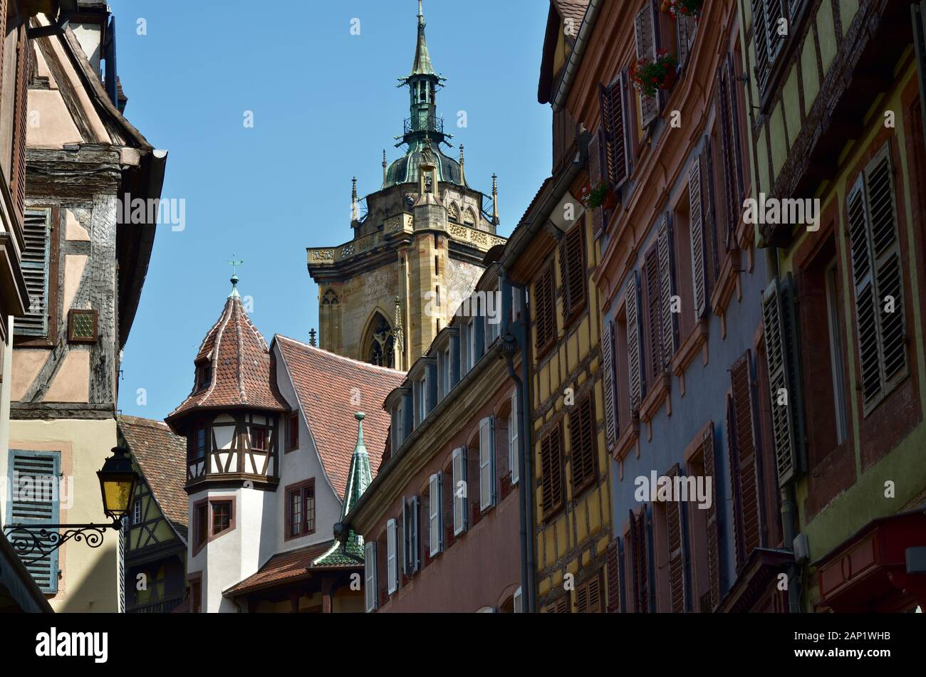 Antiche facciate delle case nel centro storico di una città in Alsace Foto Stock