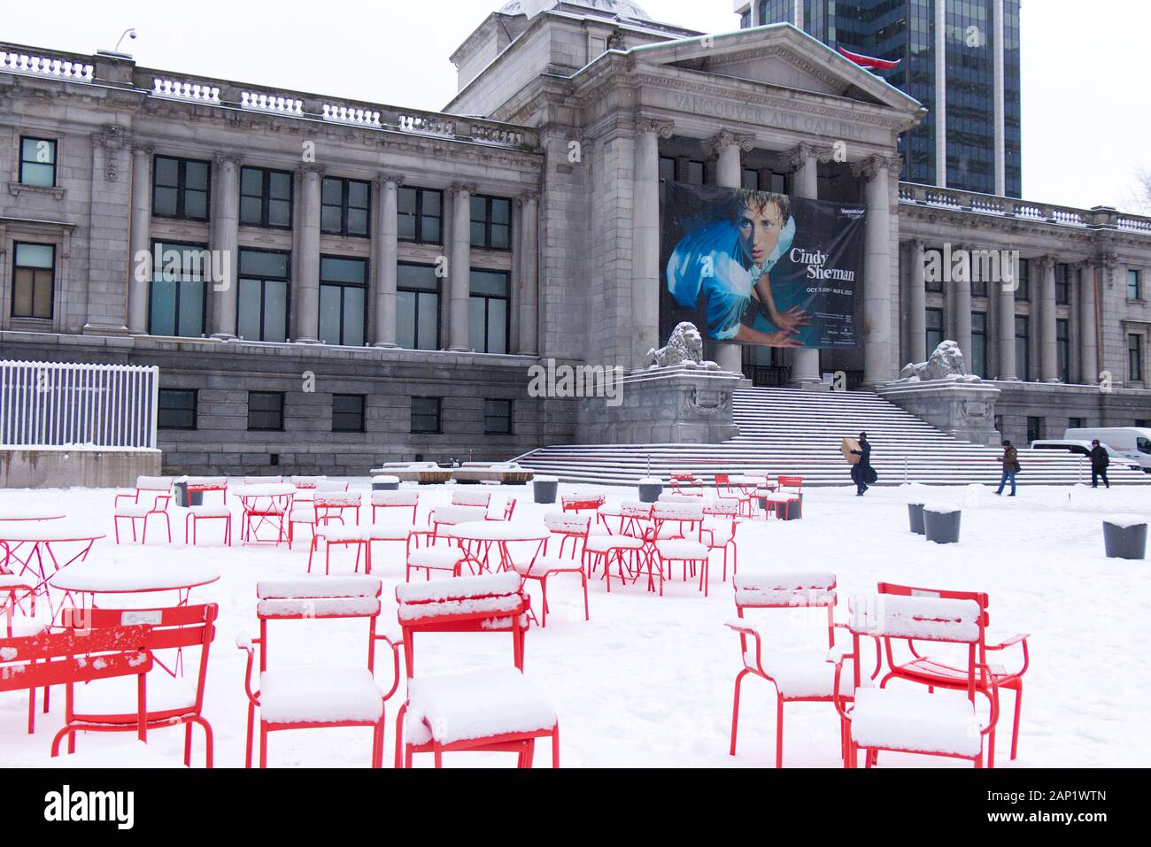 Vancouver, Canada - 13 gennaio 2020: Vista sulla Vancouver Art Gallery Square coperta di neve. Neve tempesta e condizioni meteorologiche estreme a Vancouver. Foto Stock