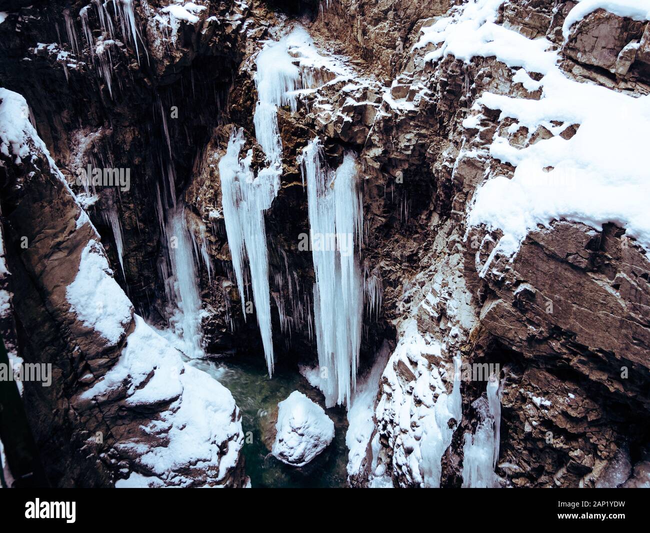Il Breitachklamm burrone in inverno con Lunghi ghiaccioli in Tiefenbach vicino a Oberstdorf, Baviera, Germania Foto Stock