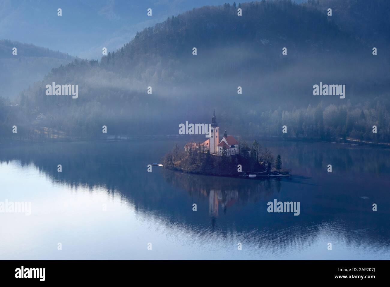La Slovenia. Vista aerea sul lago di Bled e l'isola con la chiesa di pellegrinaggio dedicata all Assunzione di Maria (Cerkev Marijinega vnebovzetja) Foto Stock