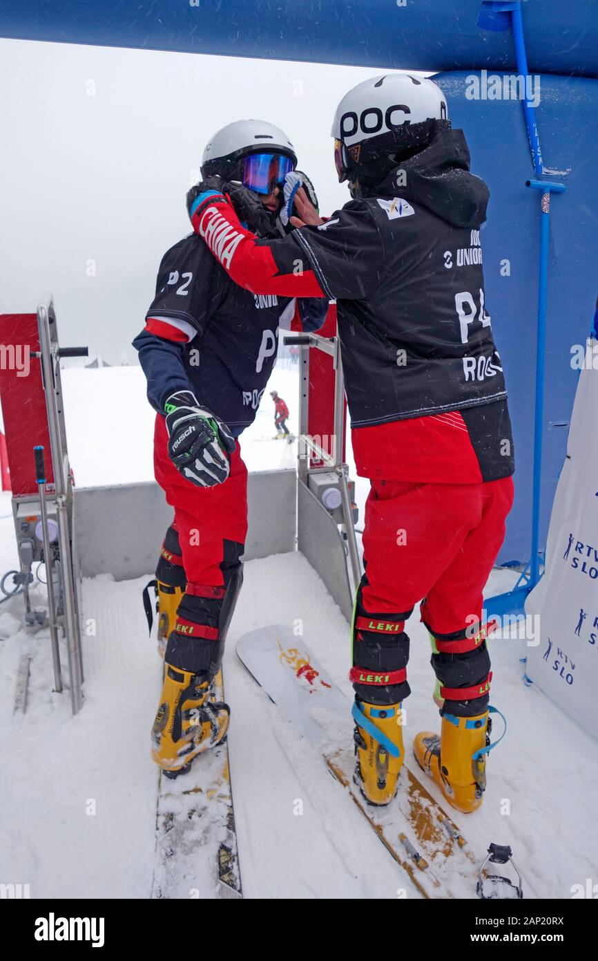 Coppa del Mondo di Snowboard 2020, Rogla, Slovenia. Femmina cinesi concorrenti al gate di iniziare la preparazione per l'inizio. Foto Stock
