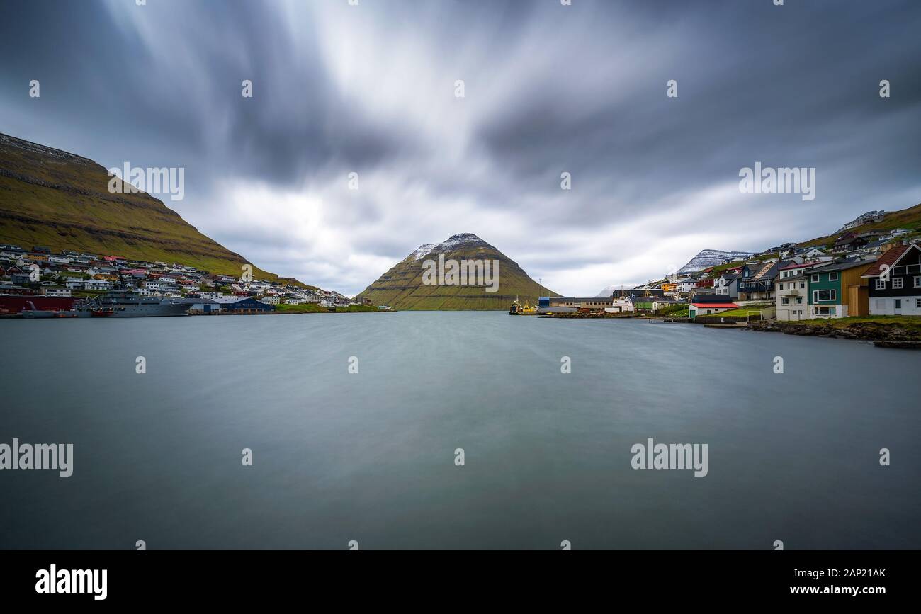 L'isola di Kunoy visto dalla città di Klaksvik nelle isole Faerøer, Danimarca Foto Stock