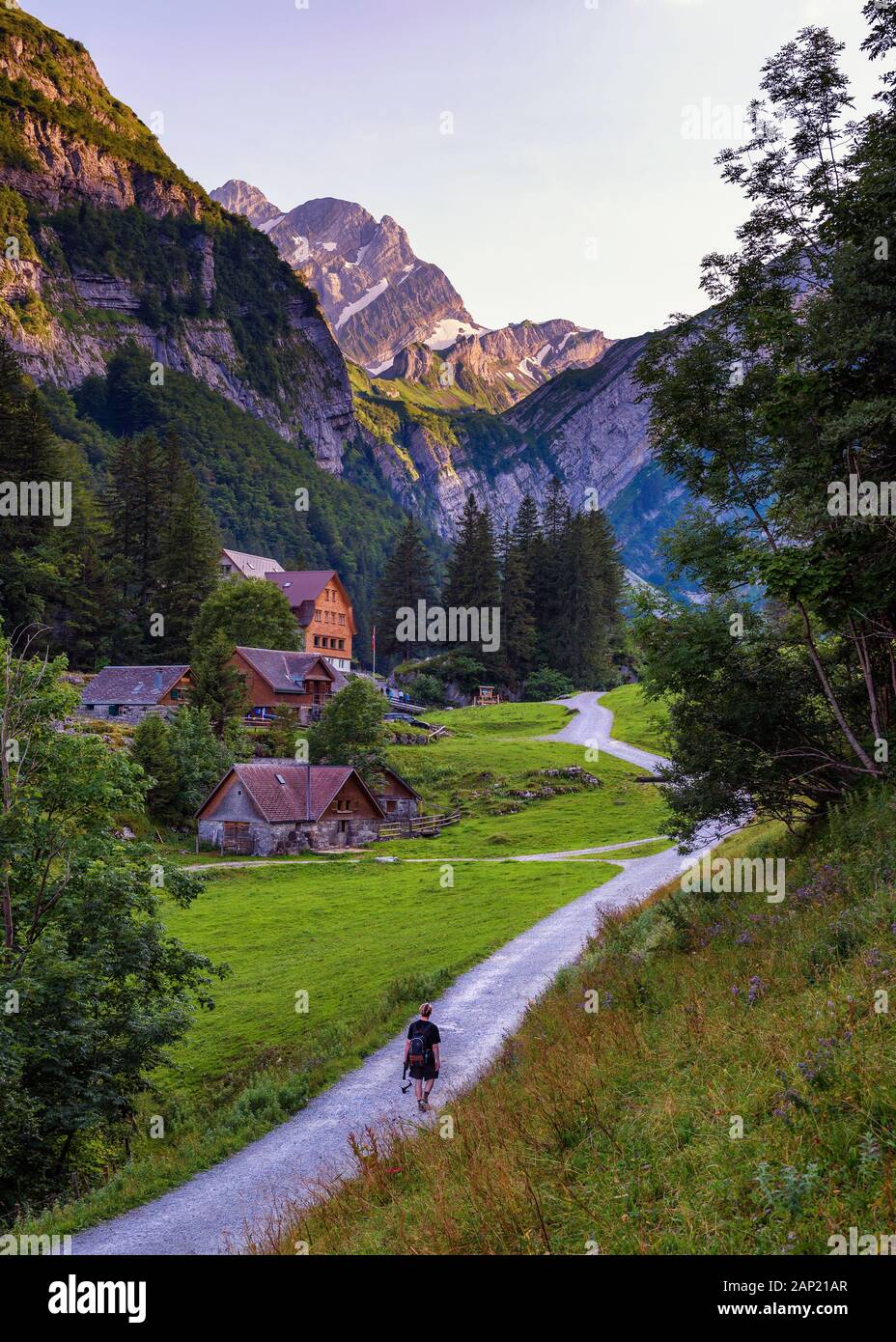Il turista cammina lungo il sentiero per il lago Sealpsee nelle Alpi svizzere Foto Stock