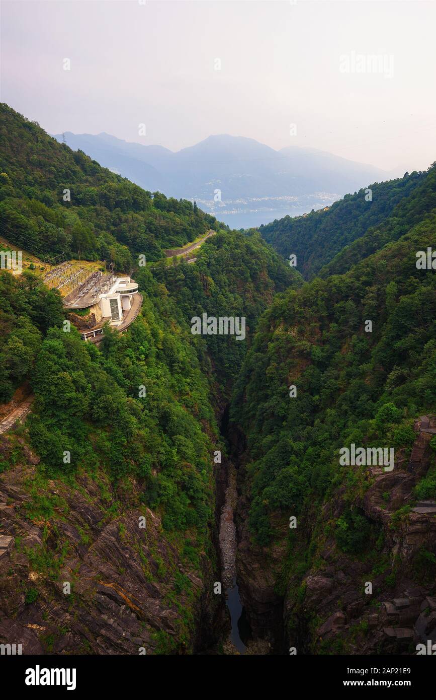 Vista dalla diga di Contra su una centrale idroelettrica in Ticino, Svizzera Foto Stock
