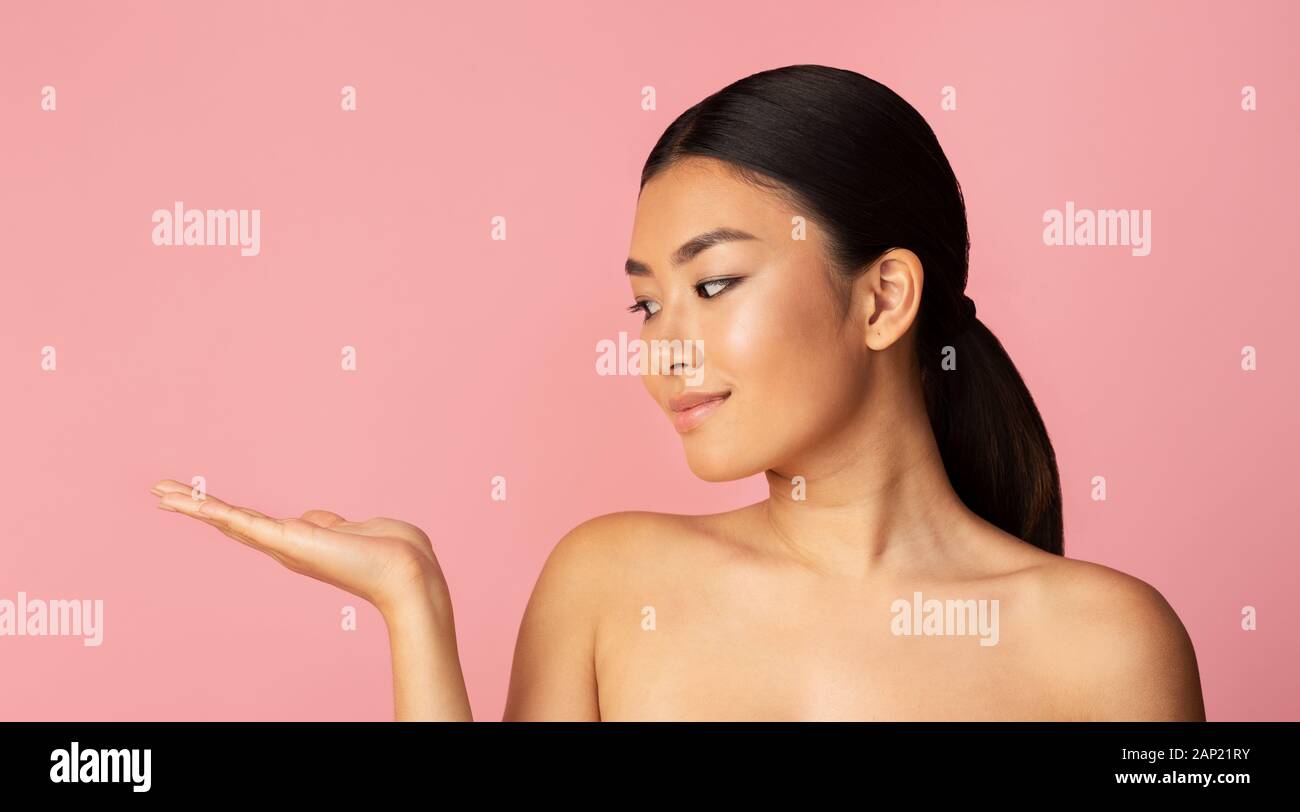 Guarda questo prodotto! Ragazza dimostrare qualcosa sul suo palm Foto Stock