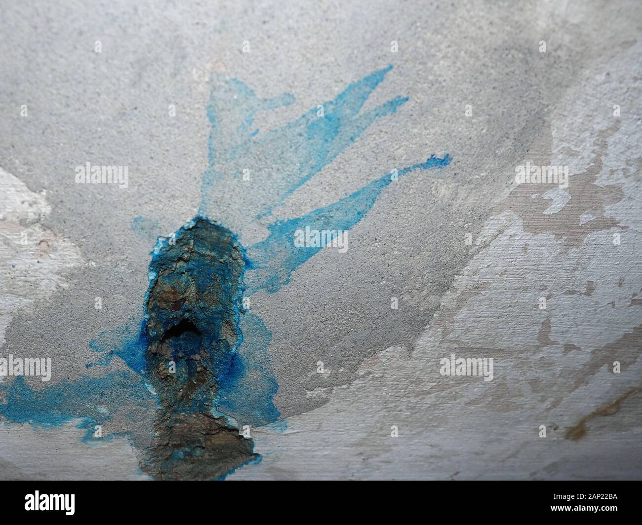 Blue il fluido cercaperdite per trovare le infiltrazioni di acqua nei muri Foto Stock