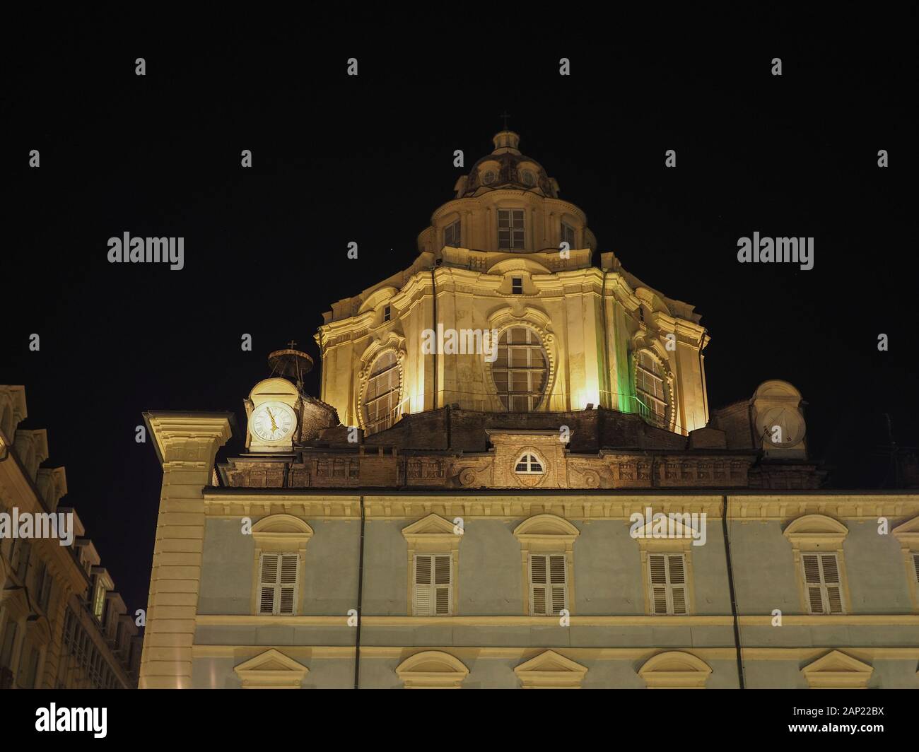 Torino, Italia - CIRCA NEL DICEMBRE 2019: la chiesa di San Lorenzo in Piazza Castello di notte Foto Stock