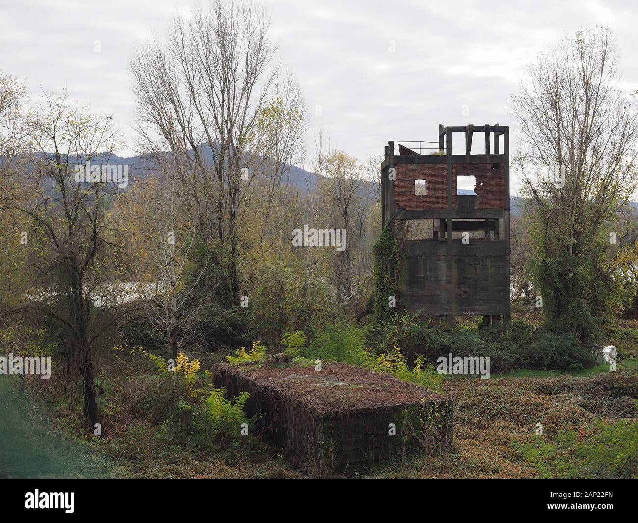 SETTIMO TORINESE, Italia - CIRCA NOVEMBRE 2019: vintage rovine industriali dal fiume Foto Stock