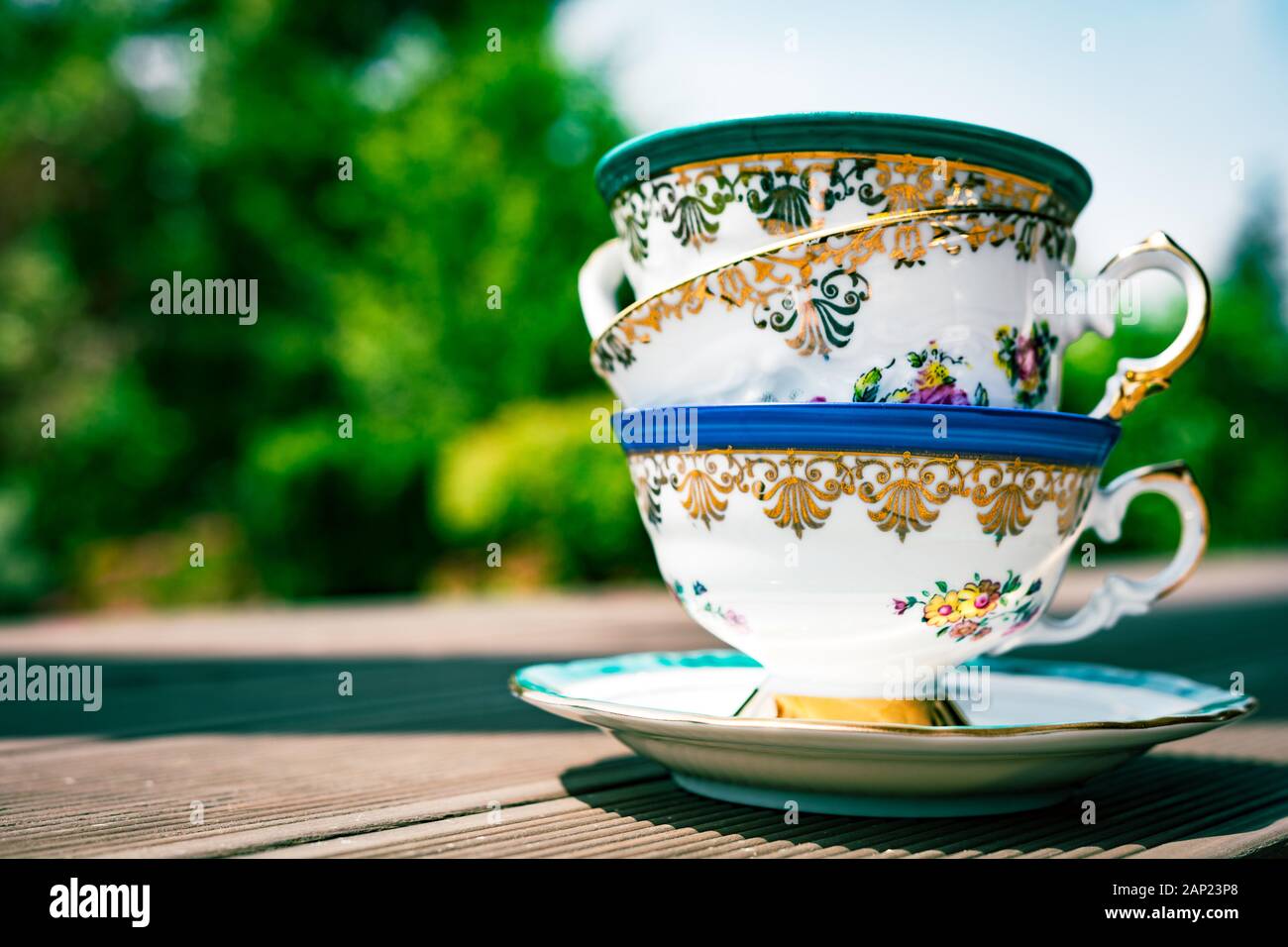 Set di tre tazze da tè in porcellana vintage impilate insieme. Decorazioni  floreali dipinte a mano e ornamenti dorati Foto stock - Alamy