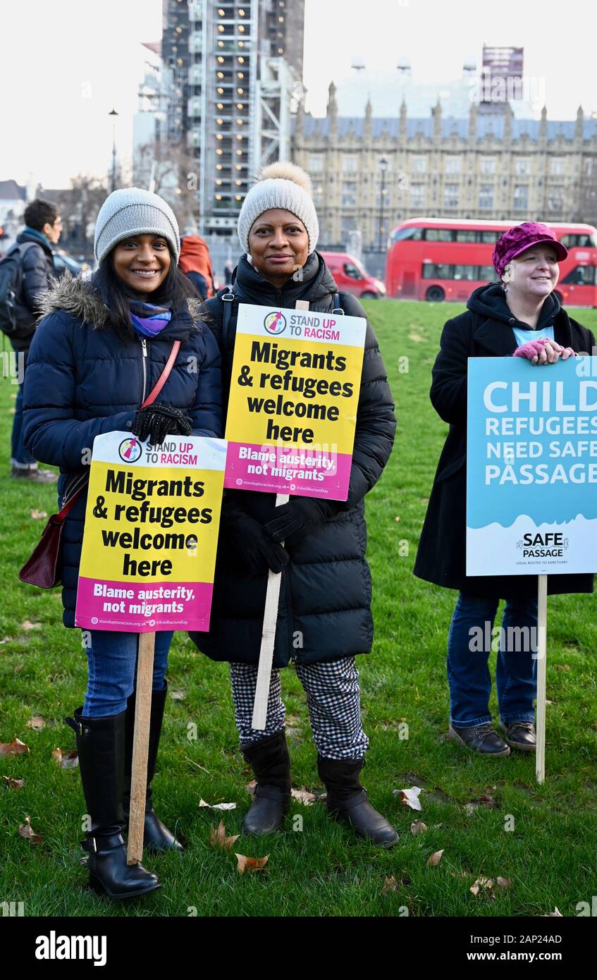 I manifestanti. Passaggio sicuro Rally in piazza del Parlamento a chiedere un equo trattamento per i bambini rifugiati. Houses of Parliament, Westminster, London. Regno Unito Foto Stock