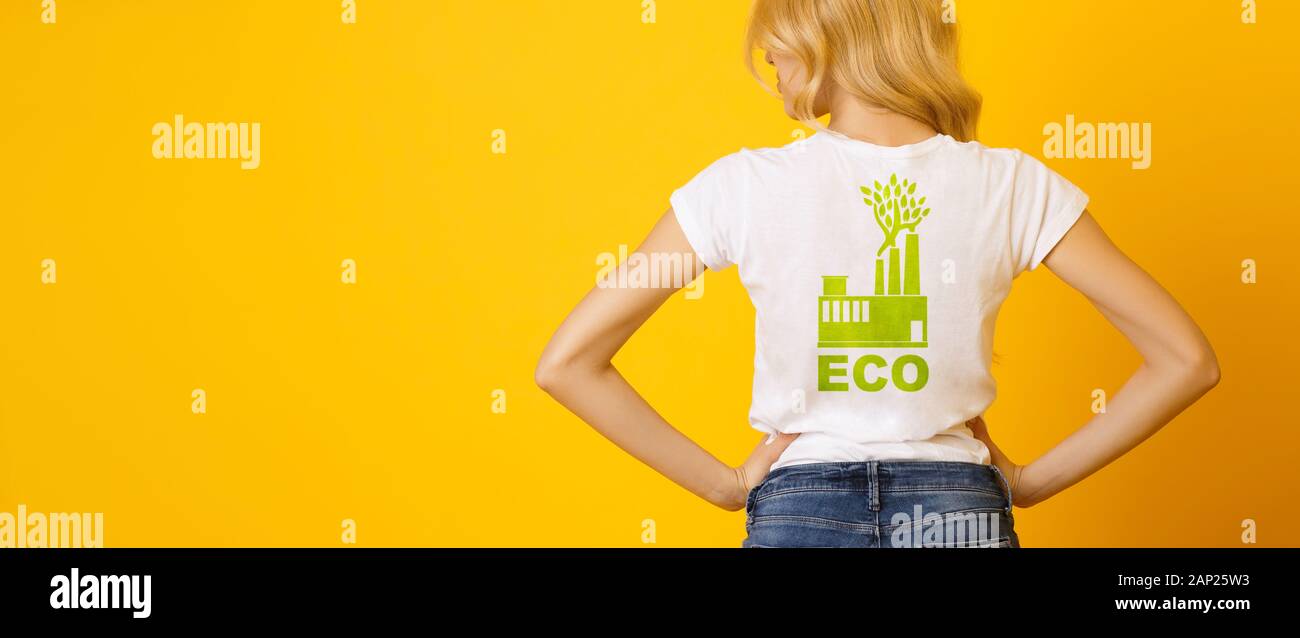 Ragazza bionda che indossa T-shirt bianco con verde Eco Print, vista posteriore Foto Stock
