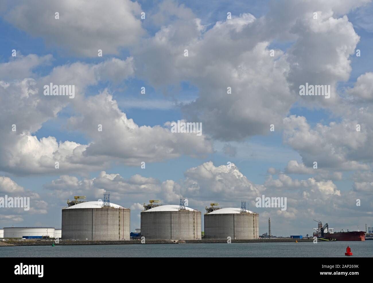 Terminale di stoccaggio del gas naturale liquefatto (GNL) nel porto di Rotterdam, noto come terminal delle porte Foto Stock
