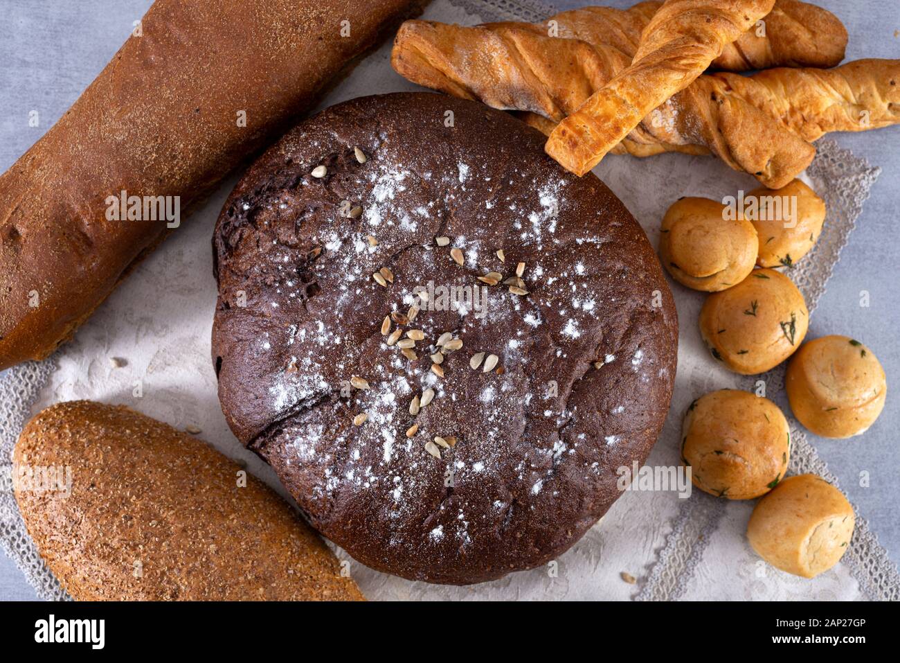 Diversi tipi di pane artigianale: pane, pane bianco close-up sul tavolo Foto Stock