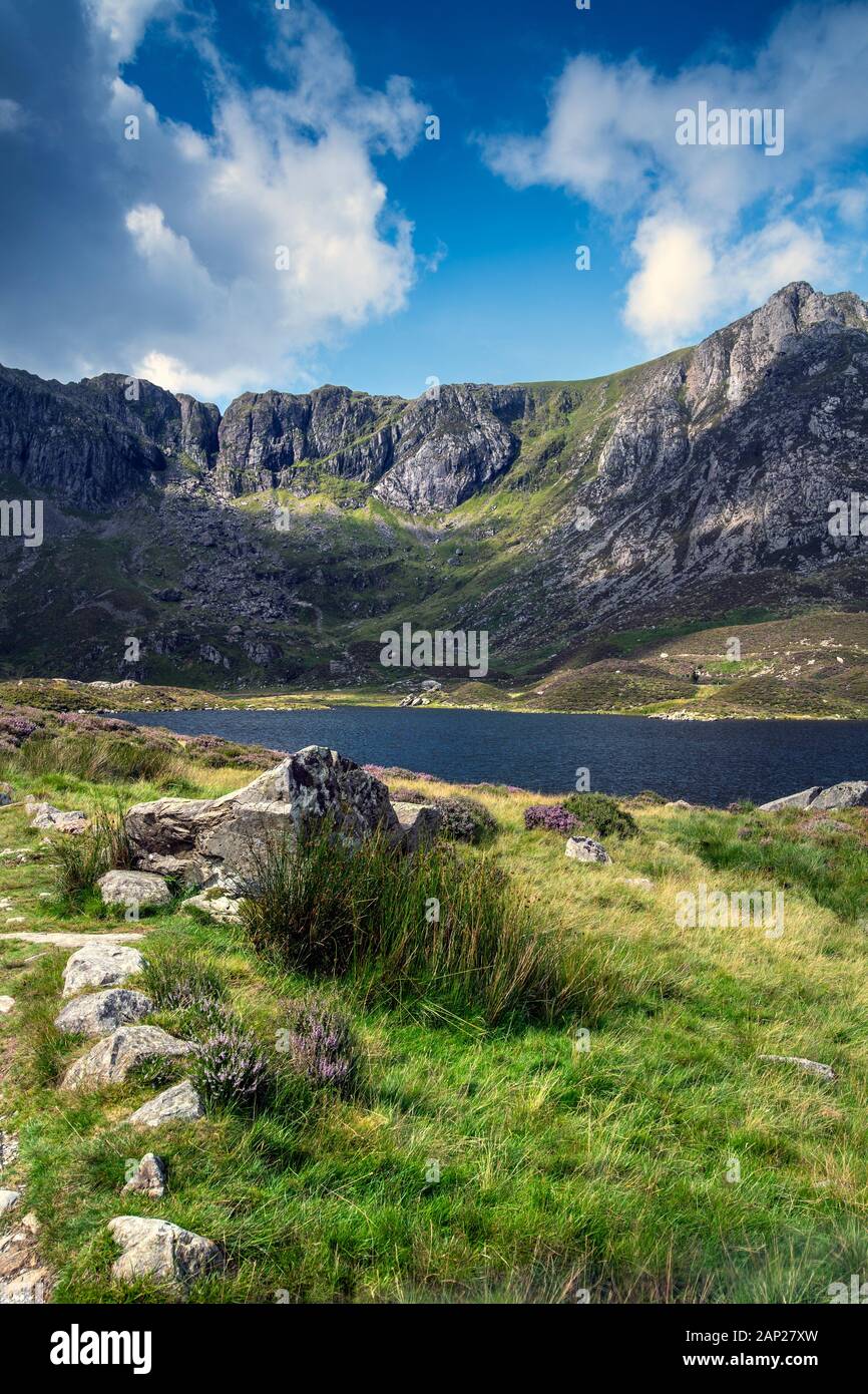 Vista del Llyn Idwal, un piccolo lago entro Cwm Idwal nel Glyderau montagne di Snowdonia, il Galles del Nord Foto Stock