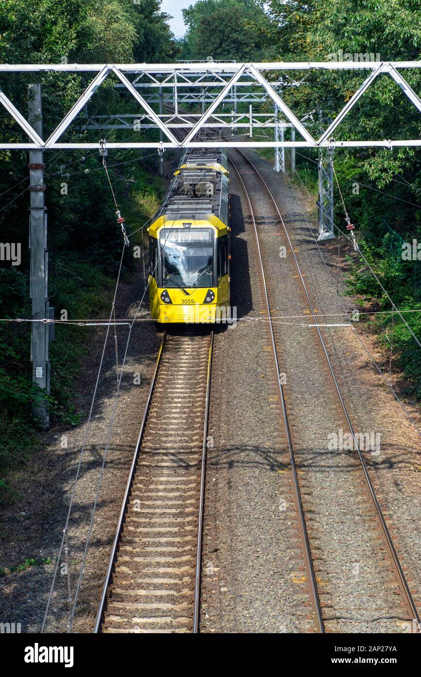 Un Manchester Metrolink viaggia verso Stretford stazione in Inghilterra, Regno Unito Foto Stock
