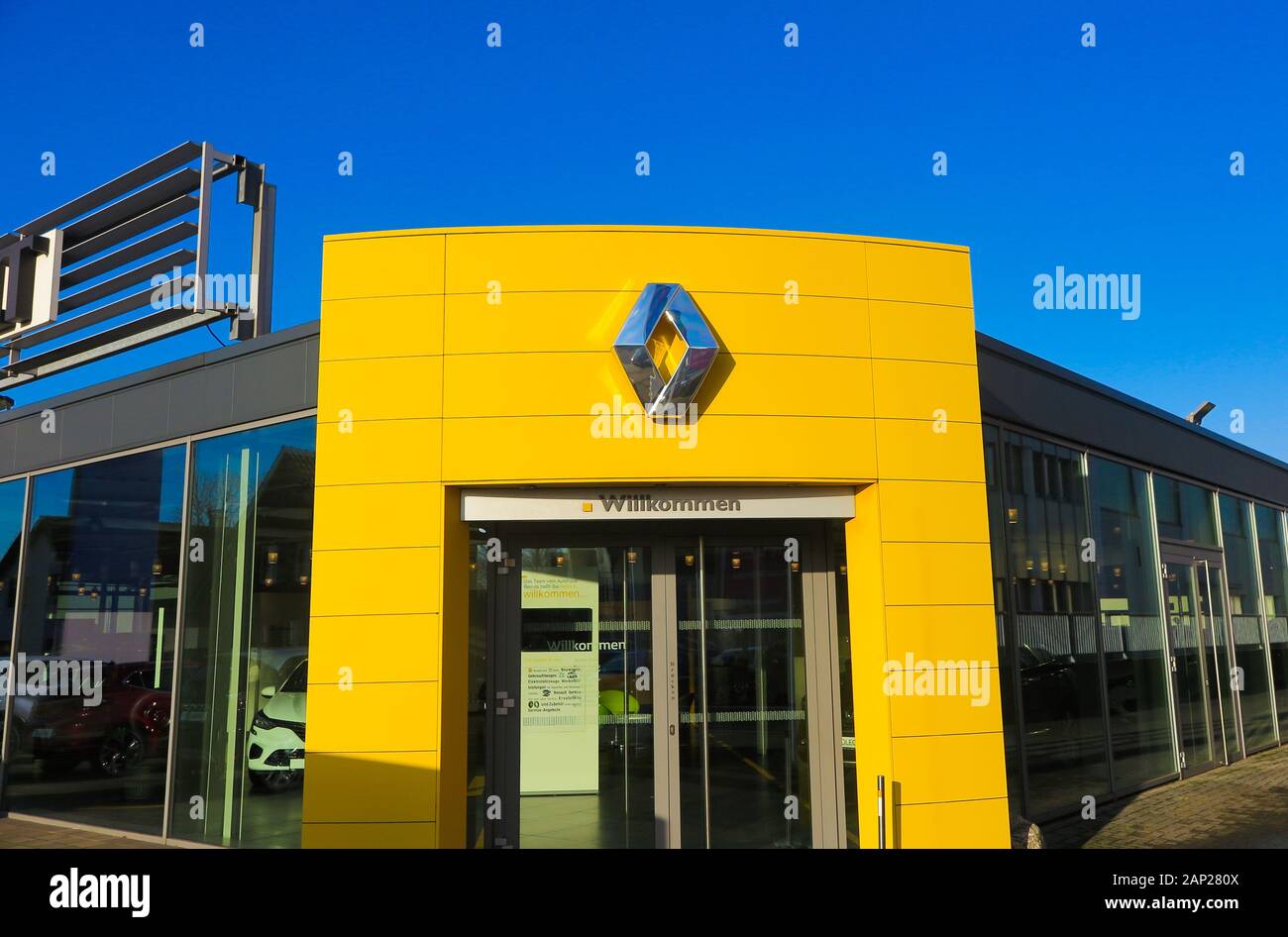 Dinslaken, Germania - 18 dicembre. 2019: Giallo concessionaria auto ingresso con il logo del francese produttore di automobili Renault contro il cielo blu senza nuvole Foto Stock