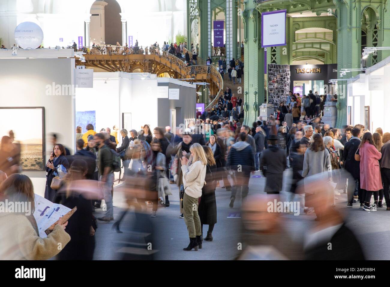 IMessebesucher mit Galeriestände beim Pressebesuch der Fotokunstmesse 'PARIS PHOTO' im Grand Palais. Parigi; 10.11.2019 Foto Stock