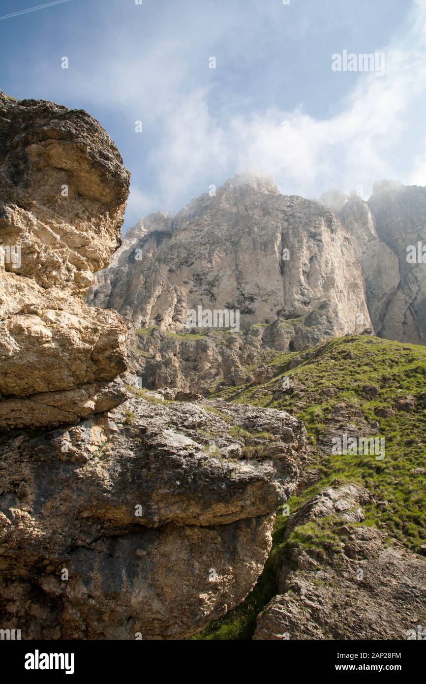 Sezione rocciosa del Friedrich August Weg come passa Sotto le scogliere del Langkofel vicino a Selva Val Gardena Dolomiti Alto Adige Italia Foto Stock