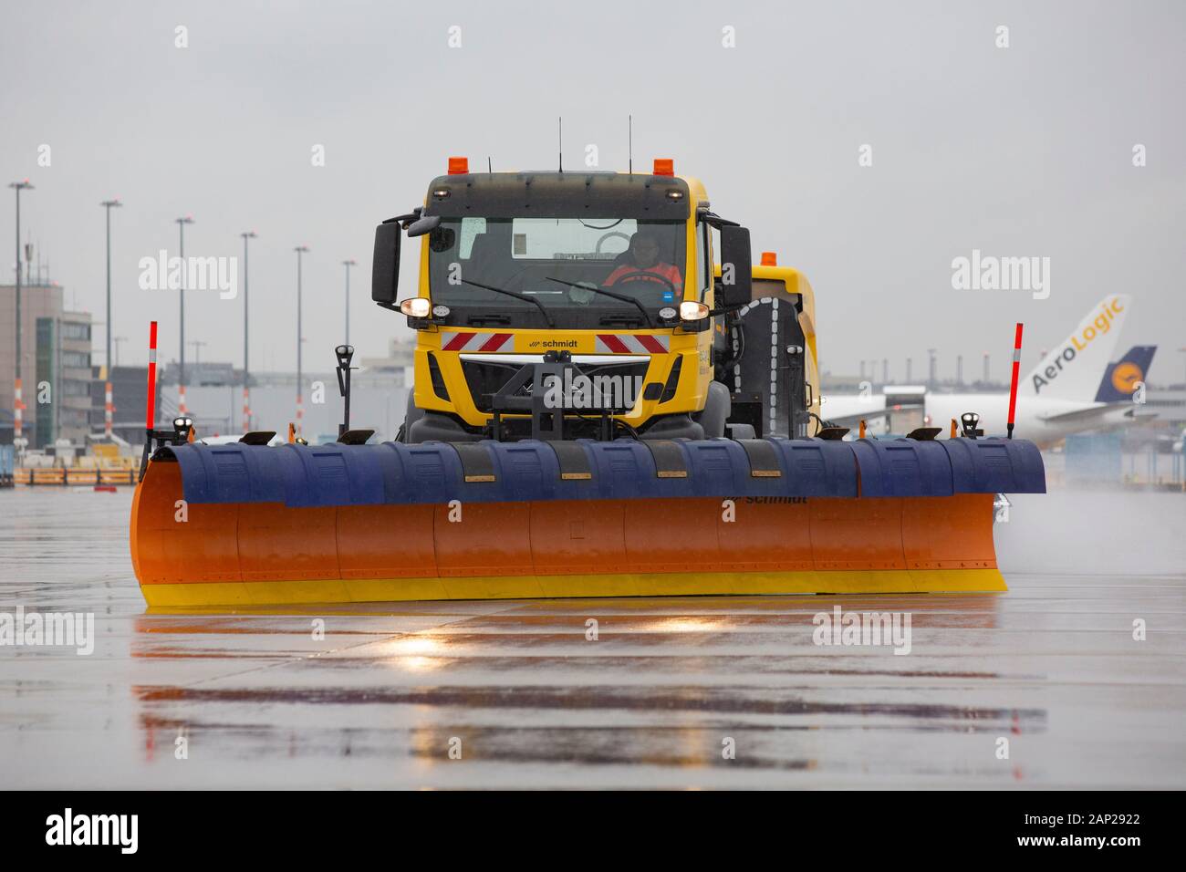 Aebi Schmidt 'Flughafen Kehrblasgerät TJS-630" beim Presse-Fototermin zum Winter-Fuhrpark des Flughafens Köln Bonn Airport. Köln, 11.12.2019 Foto Stock