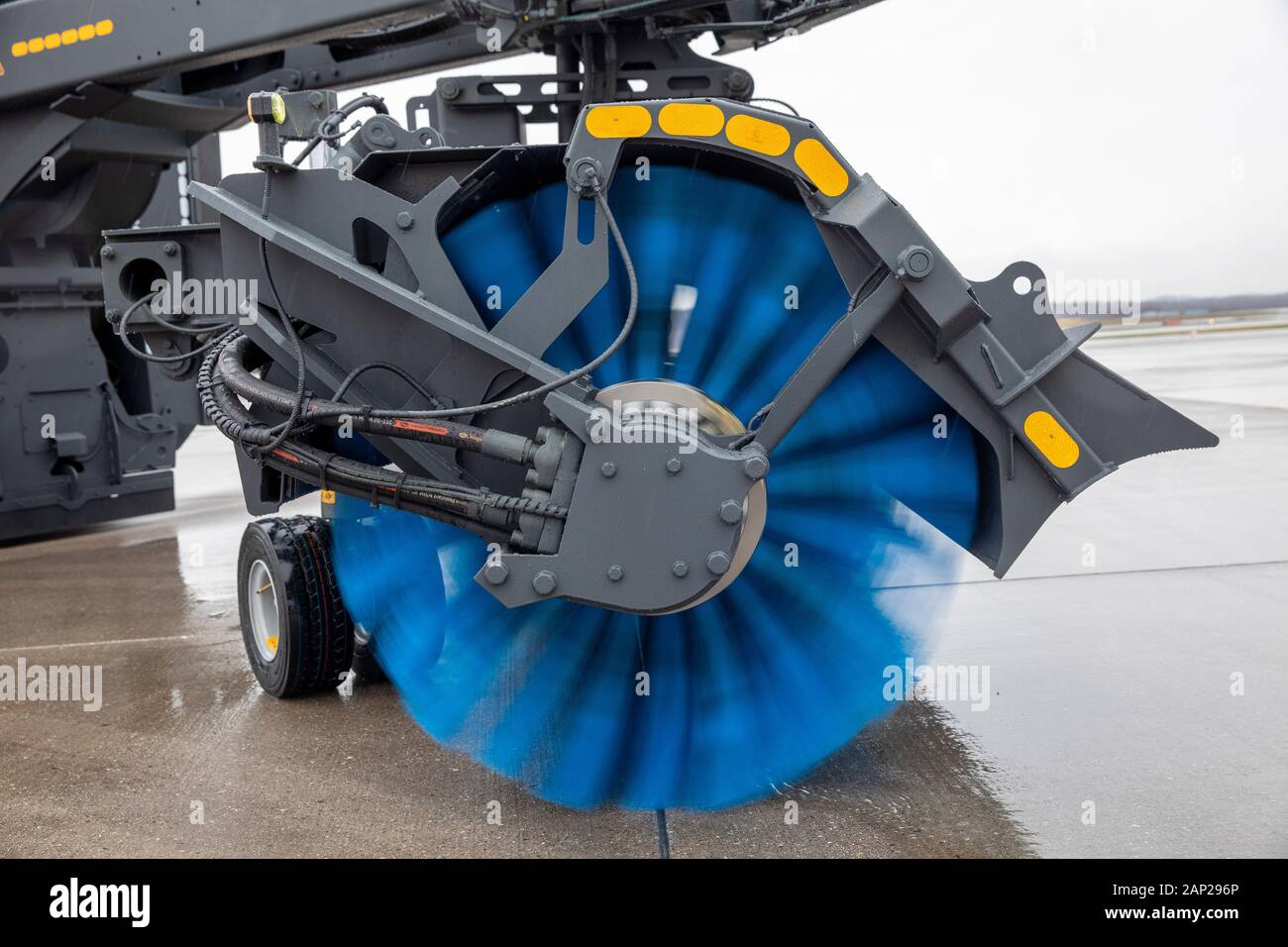 Aebi Schmidt 'Flughafen Kehrblasgerät TJS-630' Kehreinheit beim Presse-Fototermin zum Winter-Fuhrpark des Flughafens Köln Bonn Airport. Köln, 11.12.20 Foto Stock