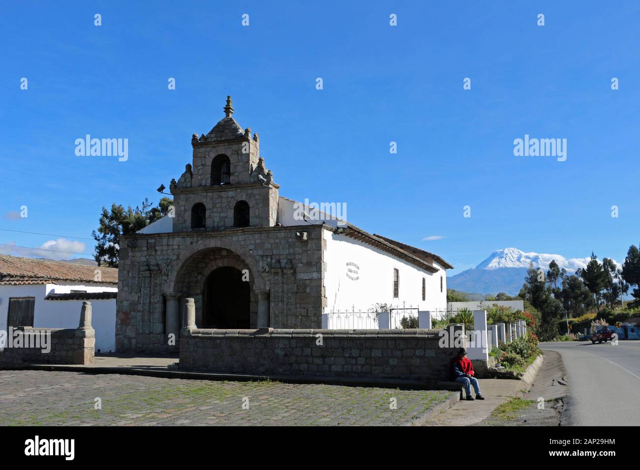 La chiesa con il Vulcano Chimborazo in background in Ecuador travel Foto Stock