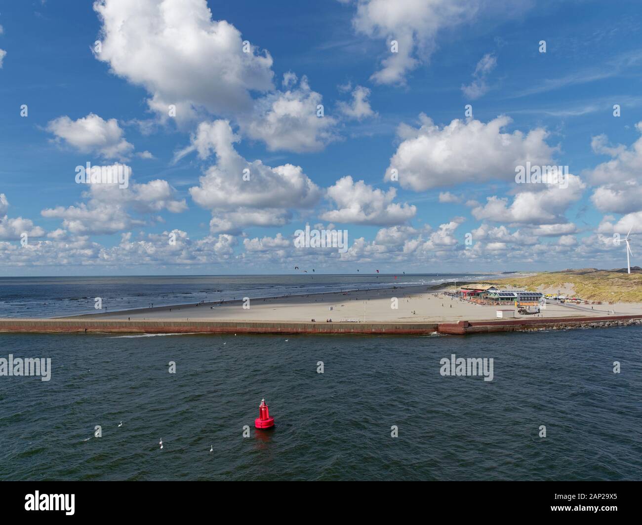 Ijmuiden North Beach in corrispondenza della bocca del Mare del Nord Canal con kite surfers e i membri del pubblico godendo la lang tratto di sabbia. Foto Stock