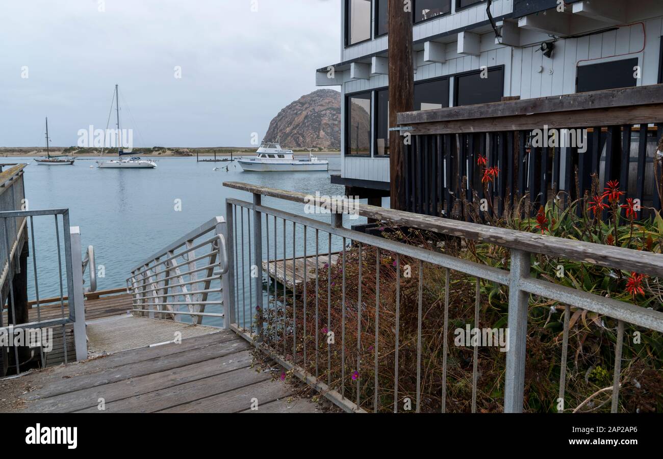 Vista sui Dockside delle barche nel porto in un pomeriggio coperto a Morro Bay, California Foto Stock Vista sui Dockside delle barche nel porto in un pomeriggio coperto a Morro Bay, California Foto Stock