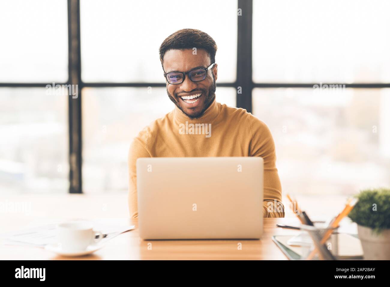 Ritratto di bello ragazzo afro guardando la fotocamera Foto Stock